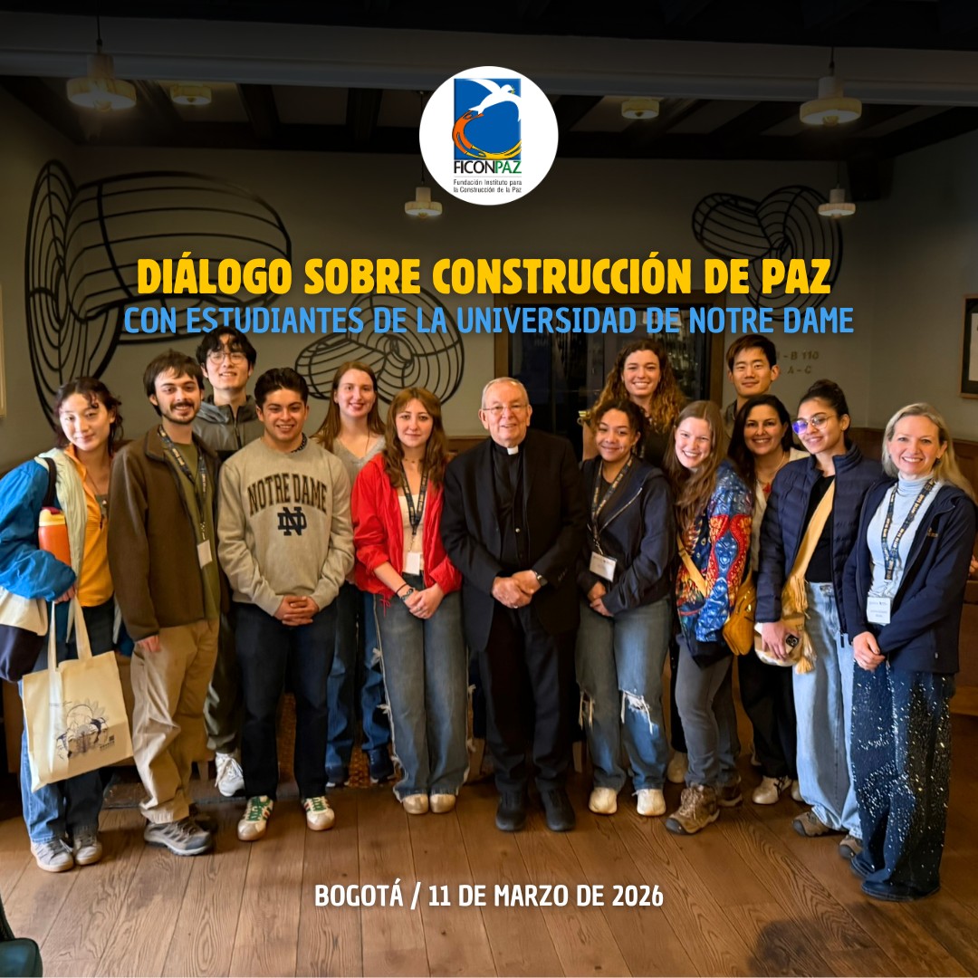 El 11 de marzo, en Bogotá, Monseñor Héctor Fabio Henao, director de FICONPAZ, sostuvo un encuentro con estudiantes de la Universidad de Notre Dame, quienes visitan Colombia en el marco del curso “Acuerdos de Paz: Perspectivas Globales y la Experiencia Colombiana” de la Escuela Keough de Asuntos Globales.
Durante este espacio, se tejieron diálogos sobre los avances, retos y aprendizajes en torno al papel de la Iglesia católica en los procesos de construcción de paz y reconciliación en el país.
Este tipo de intercambios fortalecen el diálogo entre la academia y las experiencias de construcción de paz en nuestro país.
@notredame
@keoughglobalnd
#MonsHéctorFabioHenao