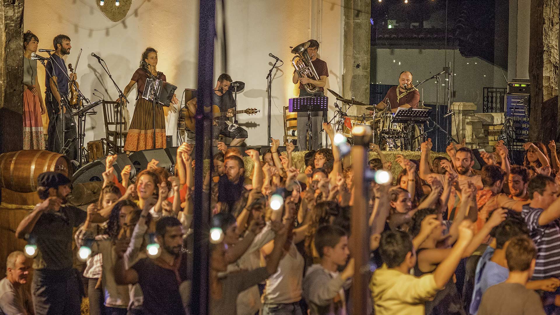 À l’occasion du départ de la 24e édition de la Korrika à Tardets, le collectif Bilaka y sera pour vous faire découvrir “Bilabal”, le jeudi 19 mars 🔥
Ce spectacle, c’est une découverte de la culture basque, qui est réinventée avec une énergie folle où la danse et la musique traditionnelles prennent une nouvelle dimension sur scène ! 🪗 C’est une autre manière de faire vivre la tradition puisqu’il ne s’agit pas seulement de regarder. On est invité à ressentir, à vibrer, et parfois même à se lever pour danser avec eux.
📍Rendez vous à 12h00 à Tardets
L’ambiance promet d'être festive, alors venez tôt, parlez-en autour de vous et préparez-vous à vivre une super soirée !
Cette prestation est soutenue par la Communauté d'agglomération Pays Basque.
📸 © Bilaka kolektiboa
#bilaka #collectifbilaka #musique #concert #euskalherria #paysbasque