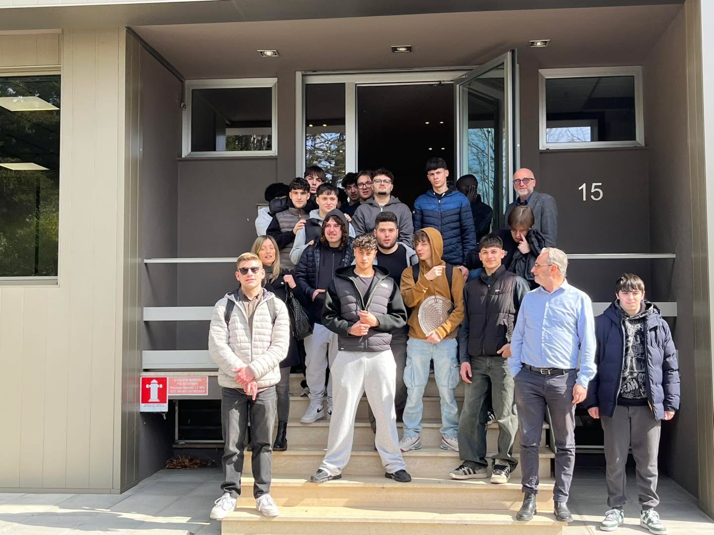 Il Marconi visita le aziende del territorio:
Vossloh Swabe - di Sarsina
Le classi 4 e 5 dell’Itt Marconi meccatronica sono state accolte dall’Amministratore Gianluca Ricci e dal suo staff per una full immersion legata al mondo della illuminazione led e della robotica. Ad accompagnarli erano presenti gli insegnanti Prof ssa Vecci e Prof Pacini
#FuturoInsieme #ittmarconimeccatronica #ValleDelSavio #AssociazioneImprenditoriValleSavio