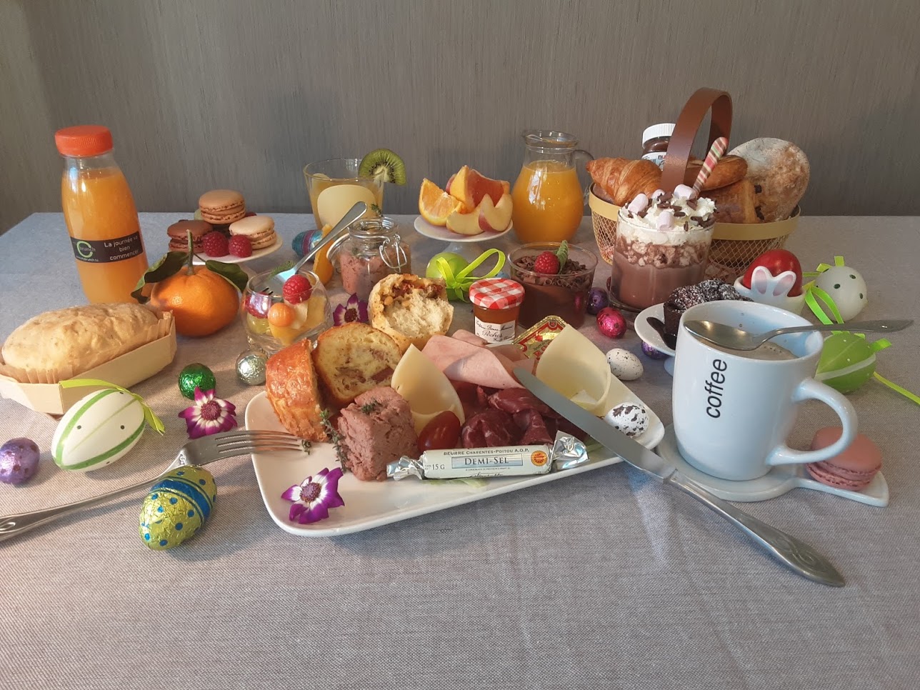 🐣 Le Brunch de Pâques s'invite chez vous ! 🌸
Avis aux amateurs de chocolat et aux gourmands... La période la plus douce de l'année approche et mybrunch.lu s'occupe de tout !
Oubliez la cuisine et profitez pleinement de vos proches. Nous vous livrons un festin printanier directement à votre porte, au Luxembourg.
✨ Au menu de votre Brunch de Pâques :
Choisissez votre camp (ou testez les deux !) :
🥩 Version Viandes : Pour les amateurs de saveurs du terroir.
🐟 Version Poissons : Pour une touche de fraîcheur et de finesse.
Le coup de cœur du chef : Notre nouvelle verrine de fromage blanc onctueux et ses fraises fraîches. Un véritable duo fondant qui annonce le retour du printemps ! 🍓☁️
📅 Disponibilité : Du mardi 17/03/2026 au dimanche 05/04/2026.
⚠️ Attention : Chez nous, tout est frais et fait maison. Les quantités sont donc limitées pour garantir une qualité artisanale. Ne tardez pas !
👉 Réservez votre moment gourmand ici : https://mybrunch.lu
#MyBrunch #Luxembourg #EasterBrunch #BrunchLuxembourg #Paques2026 #FaitMaison #VerrineFraise #Lëtzebuerg