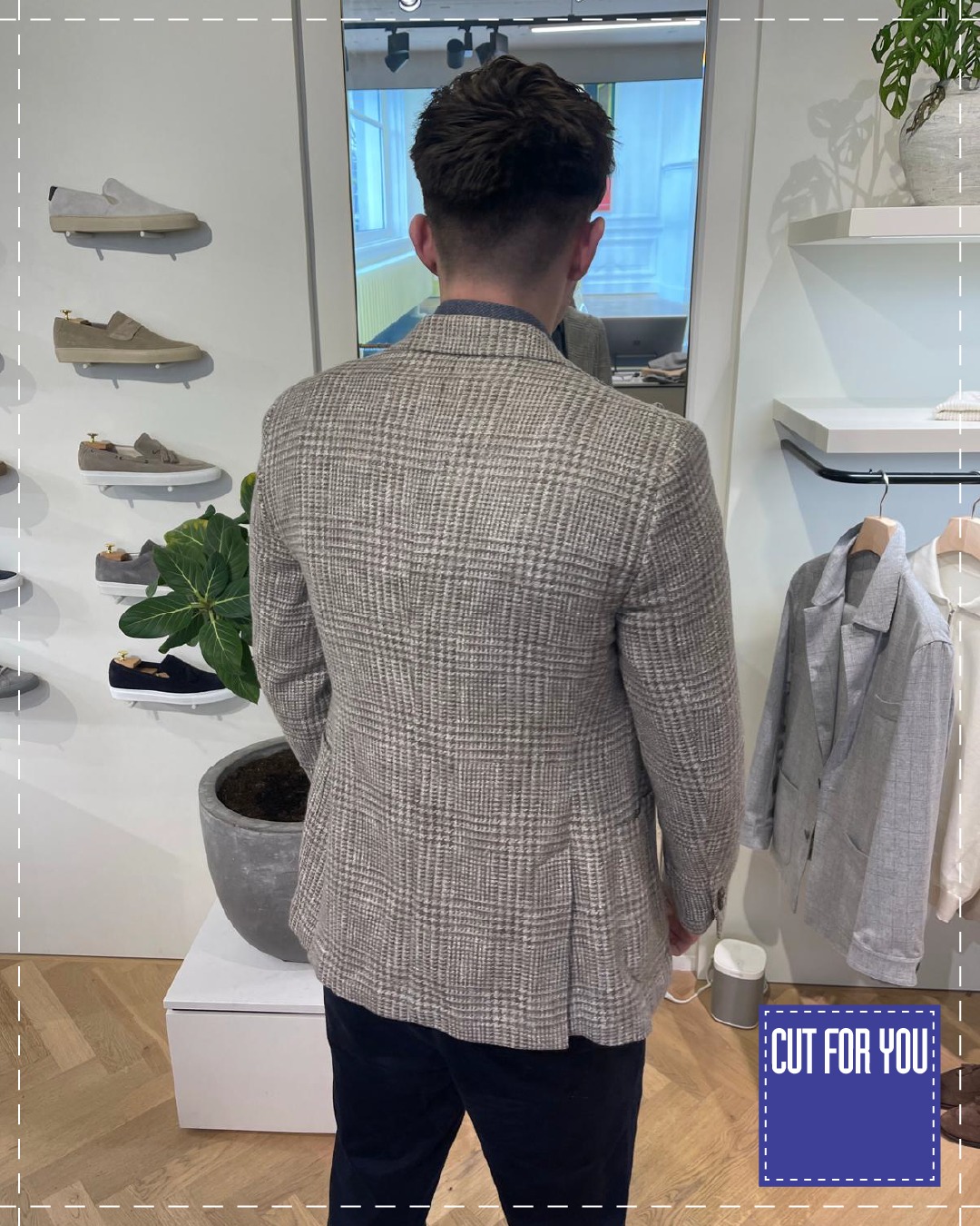 Glencheck in Beige und Off-White: ein Klassiker mit Struktur. 🏁 Das traditionelle Muster, das ursprünglich aus der britischen Herrenmode stammt, lebt von seinem feinen Zusammenspiel aus kleinen und größeren Karos. Der Stoff wirkt lebendig, ohne unruhig zu erscheinen, was durch die klaren Linien und markanten Revers unterstrichen wird. Aus einem klassischen Muster wird durch moderne Maßarbeit ein zeitlos eleganter Mantel.
Übrigens: Mit dem Erwerb von Maßbekleidung tragen Sie dazu bei, unsere Umwelt zu entlasten. Bei Cut For You wird kein Kleidungsstück produziert, das nicht auch den Weg zu Ihnen, unseren geschätzten Kunden, findet. Das Vernichten von riesigen Mengen nicht verkaufter Kleidungsstücke nach jeder Saison entfällt bei uns. Hinzu kommt, dass Ihnen unsere Kleidungsstücke durch eine hochwertige Fertigung und besten Materialien lange Freude bereiten werden. Maßbekleidung ist gelebte Nachhaltigkeit.
Cut For You ist Berlins Maßbekleider für Damen und Herren - im Regierungsviertel seit 2003. Wir sind stolz darauf, mehr als 6.000 Kunden betreuen und von unserem ausgezeichneten Preis-Leistungsverhältnis überzeugen zu dürfen. Neben einer persönlichen Beratung setzen wir auf die Unterstützung von 3-D-Bodyscannern, um eine perfekte Passform Ihrer Maßbekleidung zu erzielen.
Wir freuen uns auf Sie! Vereinbaren Sie gleich Ihre ganz persönliche Beratung unter 030-28099981 oder unter cutforyou.com/terminvereinbarung
#cutforyou #berlin #maß #madetomeasure #mtm #maßhemd #maßanzug #mode #herrenmode #damenmode #luxus #individual #mitte #regierungsviertel #3dbodyscanner #3d #bodyscanner #cut #frack #smoking #vanlaack #scabal #gentleman #maßtage #blackfriday #angebot #gutschein