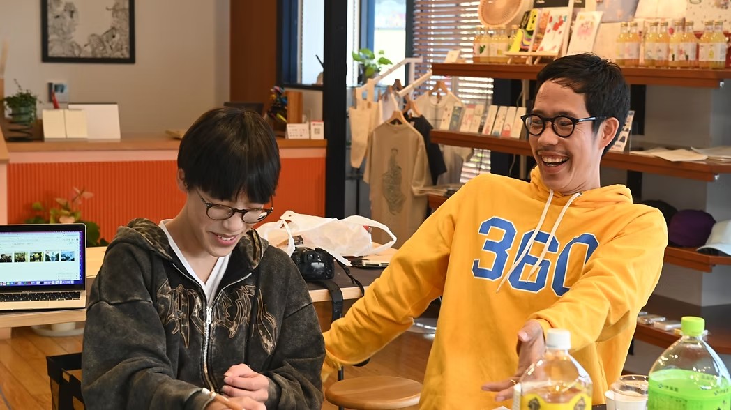 遅ればせながらご報告③
【いよいよ創刊号制作本番の様子】
こどもも大人も時間を作っては教室に集まり、写真の選定やテキスト作り、イラスト制作など各分野の得意分野を活かして誌面を制作しました!
初めての制作作業にはなかなか子どもたちも苦労していましたが
出来上がる冊子をイメージしながら全体のトーンやレイアウトも検討。
大詰め作業の頃となると、みな立派なクリエイターの表情になっていました。