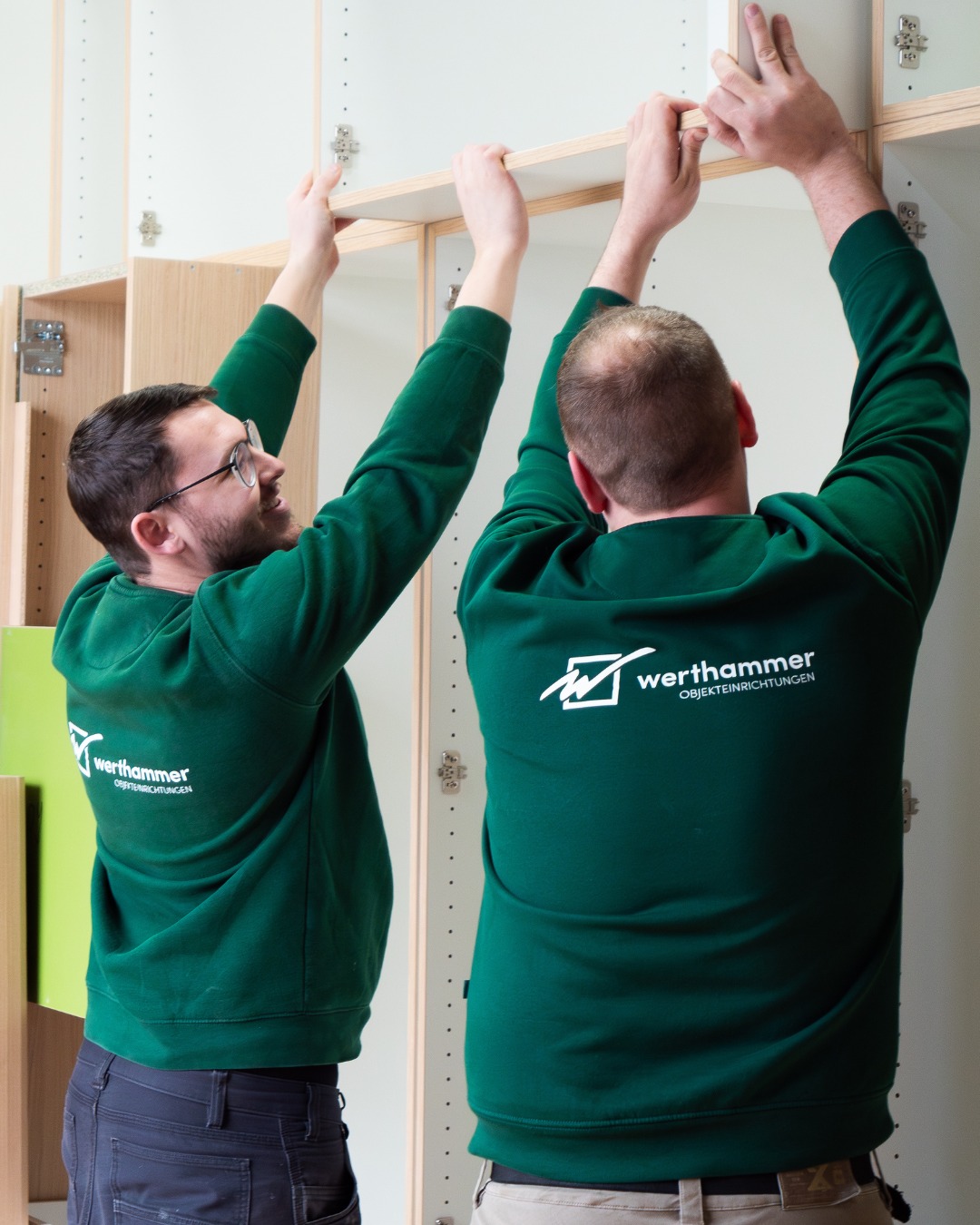 Manchmal braucht man einfach eine zweite Hand. 🤝
Gerade beim Möbelbau hilft Teamarbeit enorm. Zwei Paar Augen sehen mehr als eins und genau so stellen wir sicher, dass am Ende einfach alles zusammenpasst. 🪵
#Schreinerei #WerkstattEinblick #Werkstattalltag #MöbelNachMaß #Handwerk #Innenausbau #Holzliebe #kontrolle #Montage #Neumarkt