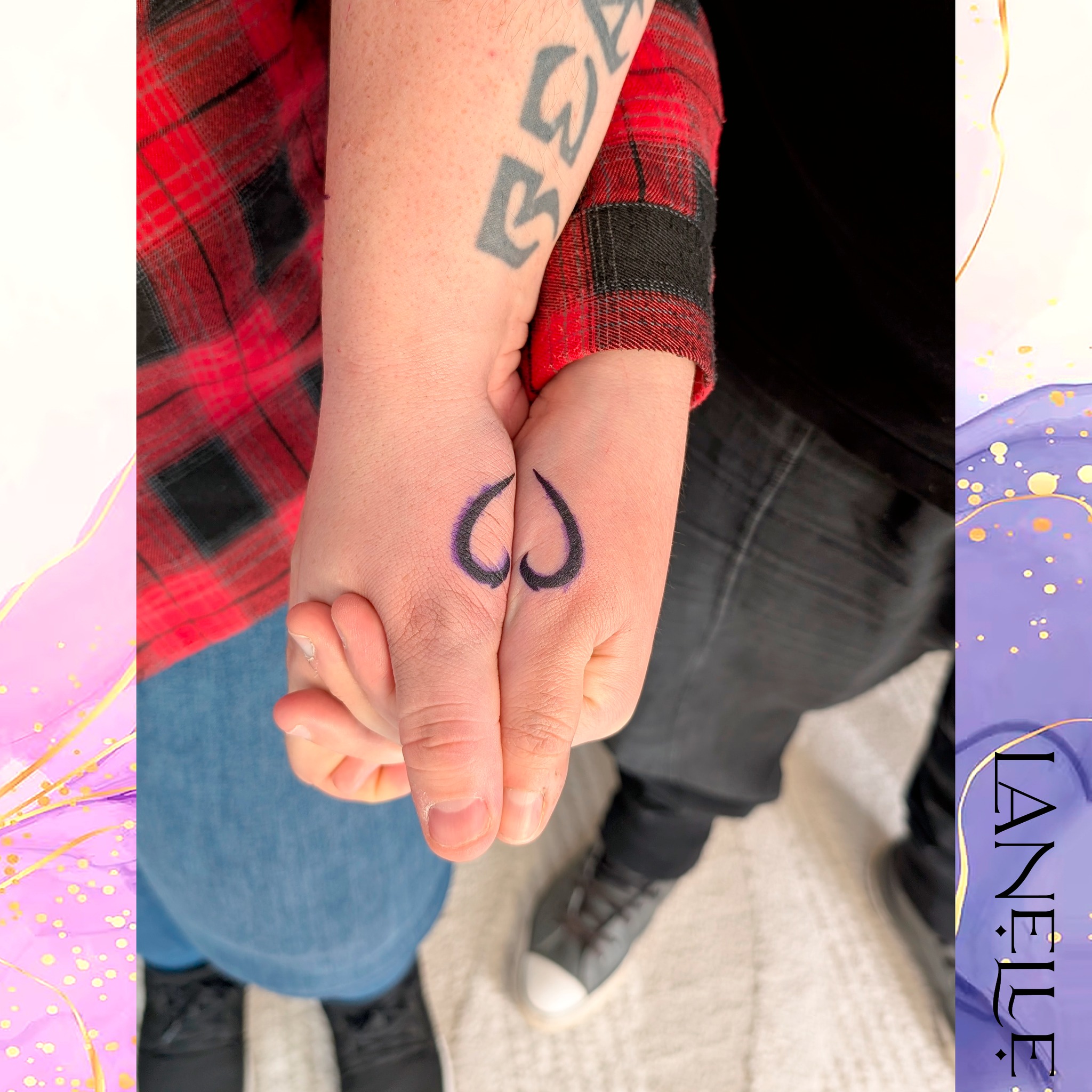 ❤️L’amour prend parfois la forme d’un tatouage.
Un portrait pour quelqu’un qui compte.
Un tatouage partagé.
Ou deux motifs qui ne prennent tout leur sens qu’ensemble.
Chaque histoire est différente… mais toutes restent gravées ❤️
Et vous, vous seriez plutôt tatouage en couple ou symbole personnel ?
📍 L’Atelier des Aiguilles
#atelierdesaiguilles #tatouageartistique #tatouagepersonnalisé #tatouages #tatouageféminin #tatouage #tattoo #tattoooftheday #tattoocover #tatouagefrance #tatouagecouple