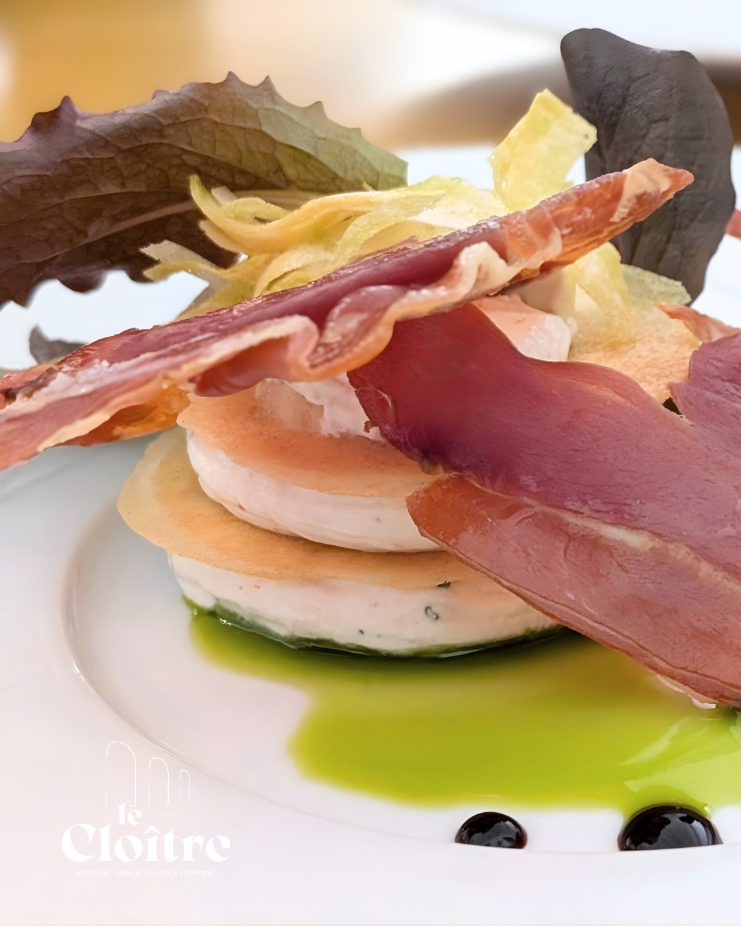🧀 𝐔𝐧𝐞 𝐜𝐫𝐞́𝐚𝐭𝐢𝐨𝐧 𝐠𝐨𝐮𝐫𝐦𝐚𝐧𝐝𝐞
Notre mille-feuille de fromage mêle textures et saveurs dans une assiette aussi élégante que gourmande. Fromage 100 % de Bourgogne de la Ferme Chambosse retravaillé par notre Chef, praliné de pignon de pin, Éclats croustillants de jambon d’Auvergne
Une belle façon de commencer votre repas sur une note de terroir. 😋
Office de Tourisme et du Thermalisme de Bourbon-Lancy @bourbonlancytourisme
#LeCloître #NouvelleCarte #MenuSignature #Gastronomie #BourbonLancy #SaoneEtLoire #Terroir #CuisineFrançaise #RestaurantDeCharme #Saveurs