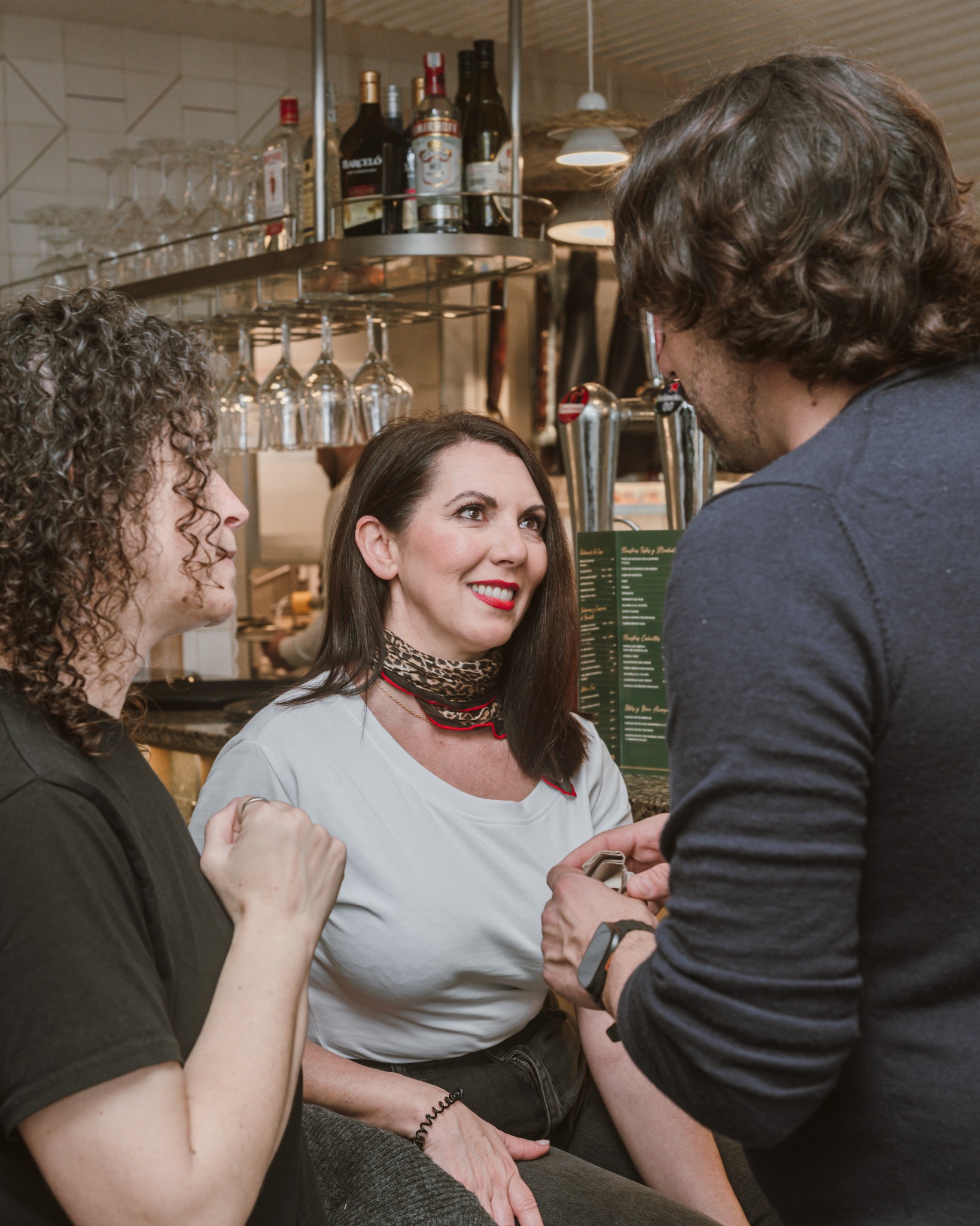 🍷 Hay algo bonito en coincidir con alguien que hace tiempo que no veías.
Una mesa, una copa de vino, una charla que se alarga y de repente parece que el tiempo no ha pasado.
En Doña Frasquita pasan mucho estas cosas: reencuentros inesperados, conversaciones que vuelven a empezar y momentos que se disfrutan sin prisa.
Porque a veces el verdadero arte está en coincidir.
📍José López Rodríguez N7
-
#taberna #sanfernando #doñafrasquita #cocina