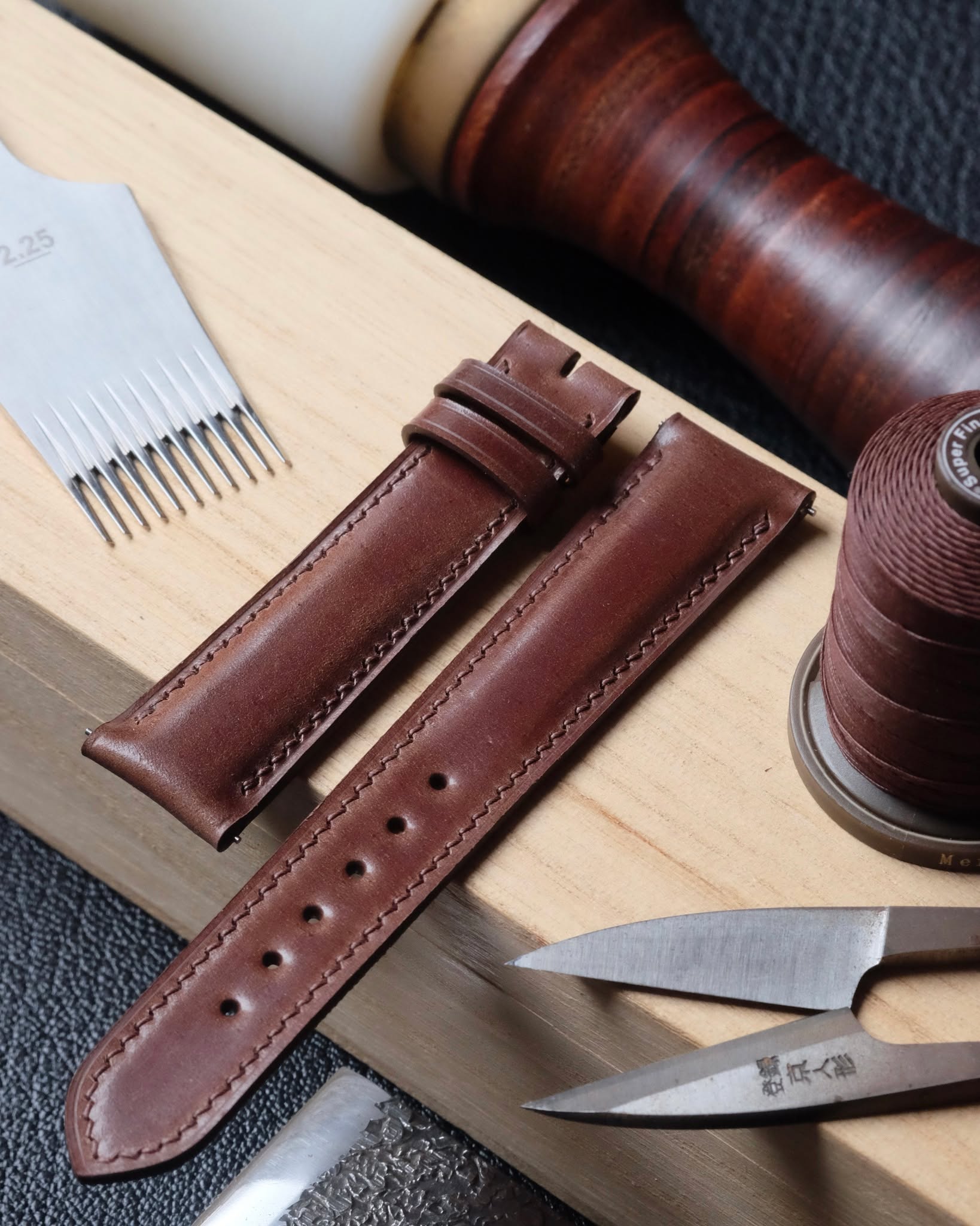 🇧🇪🖐🏻 Bespoke Watch Strap
•
Bracelet de montre (bombé 4 à 2 mm d’épaisseur) entièrement fait main et cousu main en cuir de Shell Cordovan dark brown, doublure en cuir de veau Zermatt, fil de lin coffee (couture XXS), peinture des bords dark brown, trous ronds 1.5 mm et quick release.
•
#atelierdecoster #decoster #artisan #handmade #handstiched #handmadeinbelgium #madeinbelgium
•
#handmadewatchstrap #bespokewatchstrap #customwatchstrap #handmadeleatherwatchstrap
•
#cordovanleather #shellcordovanleather #shellcordovanwatchstrap #cordovanwatchstrap