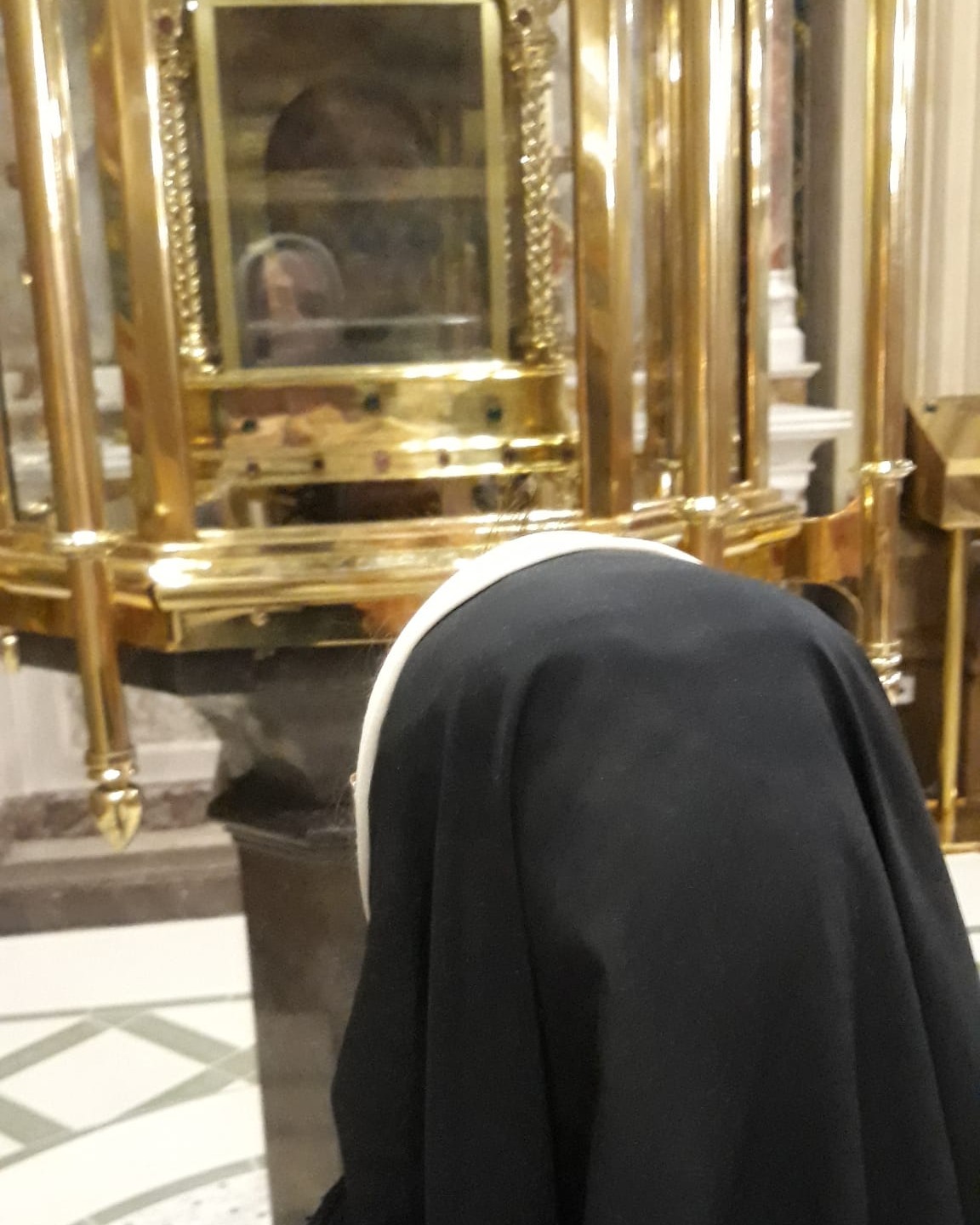 One last visit: before leaving Ireland, Sr Hyacinthe and Sr Carino paid a visit to the head of St Oliver Plunkett in Drogheda. May he continue to intercede for the faith in Ireland, and for our community's life and mission!
#stoliverplunkett #saint #prayer #relic #dominicansisters #communionofsaints #veneration