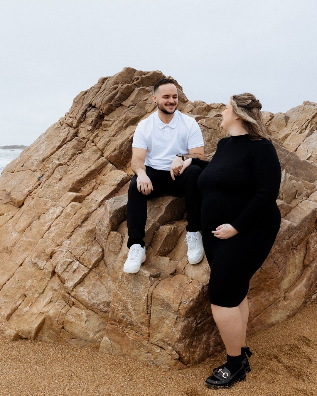 Ce n’est pas habituel comme décor pour moi : @oce.bvs & @morgane.beauvais m’ont invitée à découvrir leur joli cadre de vie en Vendée, et c’est le plus naturellement du monde qu’ils ont choisi d’aller faire cette séance photo grossesse les pieds dans le sable.
Un joli ventre rond photographié en février avec une météo hivernale qui ne nous aura pas effrayés 🙂
Et à l’arrivée, ne sont-ils pas ultra canons ?
—
Céline Brochado · photographe famille, grossesse et naissance à Toulouse
#photographegrossessetoulouse #photographegrossesse #mamantoulousaine