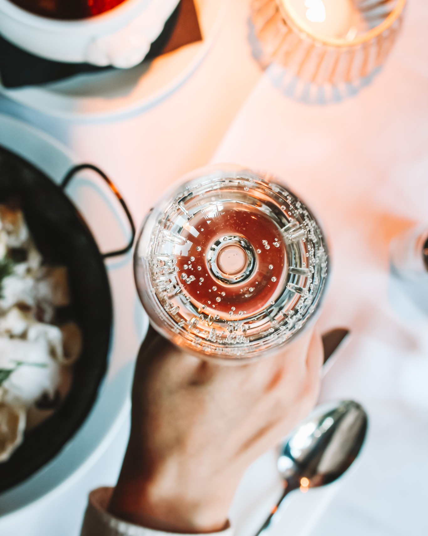 Pezsgő.
Hétvége.
Egy kicsit lassabb tempó.
Koccintás, jó falatok, hosszabb beszélgetések – pont így szeretjük a hétvégéket. 🥂
Nagyon várunk titeket!