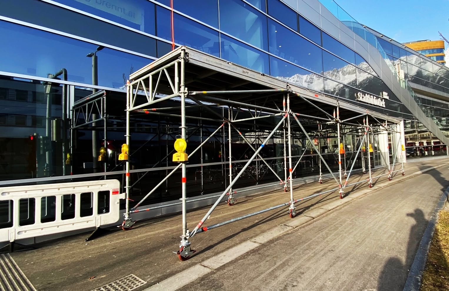 Wir sind Ihr kompetenter Partner für professionelle Baustellenausstattung - schnell verfügbar und fachgerecht montiert. 🚧🛠
- Schutztunnel
- Container
- Absperrgitter
- Fluchttreppen & Treppentürme
- Gerüstbau für Baustellen
- Baustellensicherung
➡️ https://eventshop.tirol/collections/baustellenausstattung
#eventshop #fantasyevents #tirol #austria #topservice #professionell #zuverlässig #baustelle #gerüstbau #schutztunnel #treppentürme #fluchttreppen #absperrgitter