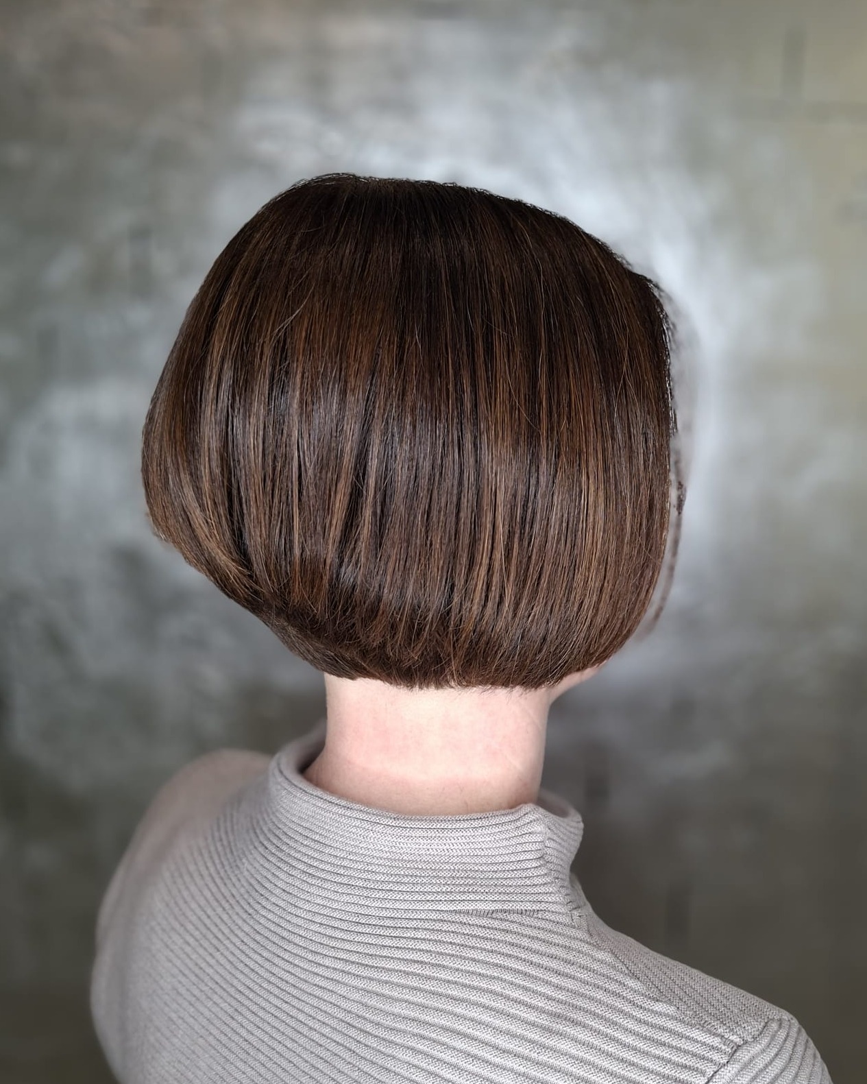 Fresh cut. Fresh energy.
Dieser Look wurde von Lara kreiert. Präzise Linien, perfekte Proportionen und ein Finish, das sich mühelos stylen lässt.
Pro-Tipp: Ein guter Schnitt ist die Basis für jedes Styling. Wenn die Struktur stimmt, brauchst du weniger Hitze und weniger Produkte, das Haar bleibt somit gesünder und wirkt natürlicher.
Du suchst einen Coiffeur in Zürich, der dein Haar wirklich versteht?
Welcome to Black & White.
#BlackandWhiteHairstyling #Zürich