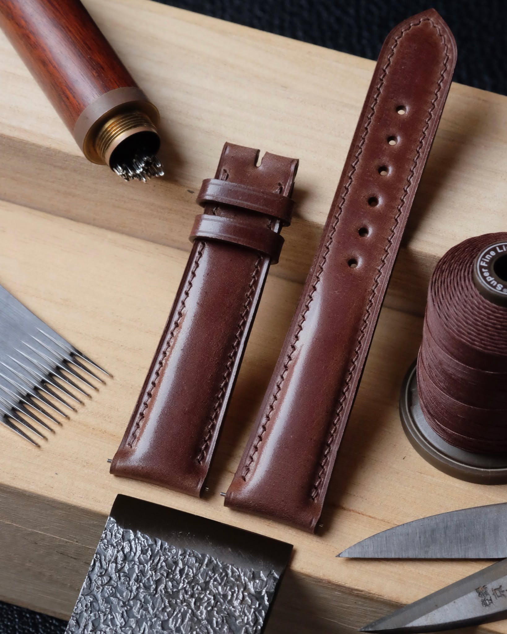 🇧🇪🖐🏻 Handmade in Belgium
•
Bracelet de montre (bombé 4 à 2 mm d’épaisseur) entièrement fait main et cousu main en cuir de Shell Cordovan dark brown, doublure en cuir de veau Zermatt, fil de lin coffee (couture XXS), peinture des bords dark brown, trous ronds 1.5 mm et quick release.
•
#atelierdecoster #decoster #artisan #handmade #handstiched #handmadeinbelgium #madeinbelgium
•
#handmadewatchstrap #bespokewatchstrap #customwatchstrap #handmadeleatherwatchstrap
•
#cordovanleather #shellcordovanleather #shellcordovanwatchstrap #cordovanwatchstrap