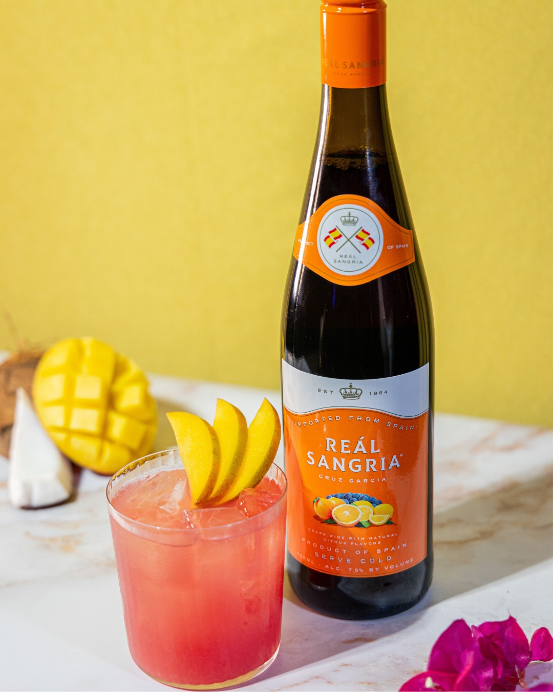 Cold outside? No problem.
Add a little sunshine to your Sunday:
Reál Sangria, plenty of ice, and your favorite fruit.
We’re team mango today.
What fruit would you add?
#sangriasundays🍷 #BringTheSunshine #ReálMoments #SipIntoSunday #importedfromspain🇪🇸 #readytodrink
