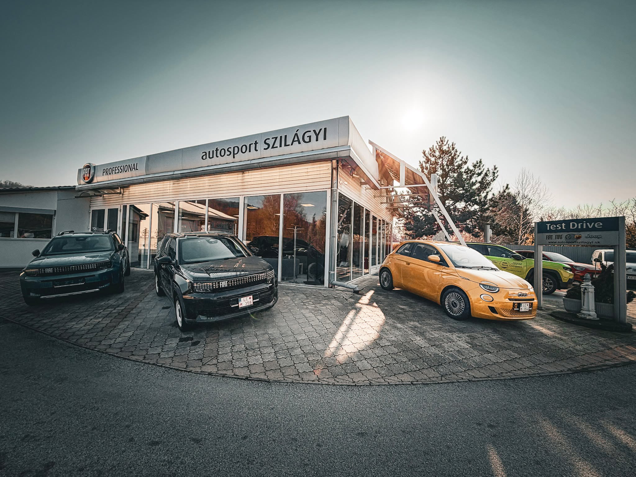 🌟 Úplne nový Fiat Panda GRANDE s brutálnou zľavou! 🌟
Máme pre vás lahôdku, ktorá spája moderné technológie, nezameniteľný taliansky dizajn a čistú radosť z jazdy. Zoznámte sa s hviezdou nášho salónu.
🚗 Fiat Panda GRANDE BEV 44kWh 113k (RED) 🚗
Nová Panda narástla, zosilnela a je plne elektrická! A čo je na tom to najlepšie? Aktuálne ju u nás kúpite za cenu, z ktorej padnete na zadok.
💰 Běžná cena: 25 940,00 €
🔥 Zvýhodnená cena: 21 900,00 € (Vaša úspora je vyše 4 000 €!) 🔥
Čo táto čierna kráska s exkluzívnymi (RED) detailmi ukrýva?
⚡ Inovatívne nabíjanie a výkon: Elektromotor s výkonom 83 kW (113 PS). Podporuje rýchlonabíjanie až do 100 kW a prichádza s absolútnou vychytávkou – zabudovaným špirálovým nabíjacím káblom, takže už žiadne motanie káblov v kufri!
✨ Dizajn, ktorý vytŕča z radu: Elegantný čierny lak kontrastuje s bielymi 16" oceľovými diskami. Nechýba zadný spojler a špičkové Pixel-LED svetlomety vpredu aj vzadu, ktoré jej dodávajú futuristický pohľad.
📱 Nadupaná technológiami: 10,25" dotykový displej Uconnect s bezdrôtovým Apple CarPlay a Android Auto, plus plne digitálny 10" prístrojový panel.
🛡️ Ochrana na prvom mieste: 6 airbagov, autonómne núdzové brzdenie, udržiavanie v jazdnom pruhu, čítanie dopravných značiek a zadné parkovacie senzory pre bezstarostné parkovanie.
🛋️ Komfort a štýl: Unikátne modro-sivé čalúnenie sedadiel so žltým prešívaním a akustické čelné sklo, vďaka ktorému bude vaša jazda neuveriteľne tichá.
Táto štýlovka čaká len na to, kedy ju zoberiete na cesty. Príďte si ju pozrieť naživo k nám do Autosport Szilagyi a zažite pocit z jazdy budúcnosti!
#AutosportSzilagyi #FiatSlovensko #FiatPanda #GrandePanda #Elektromobil #AutoNaPredaj #NoveAuto #Zlava