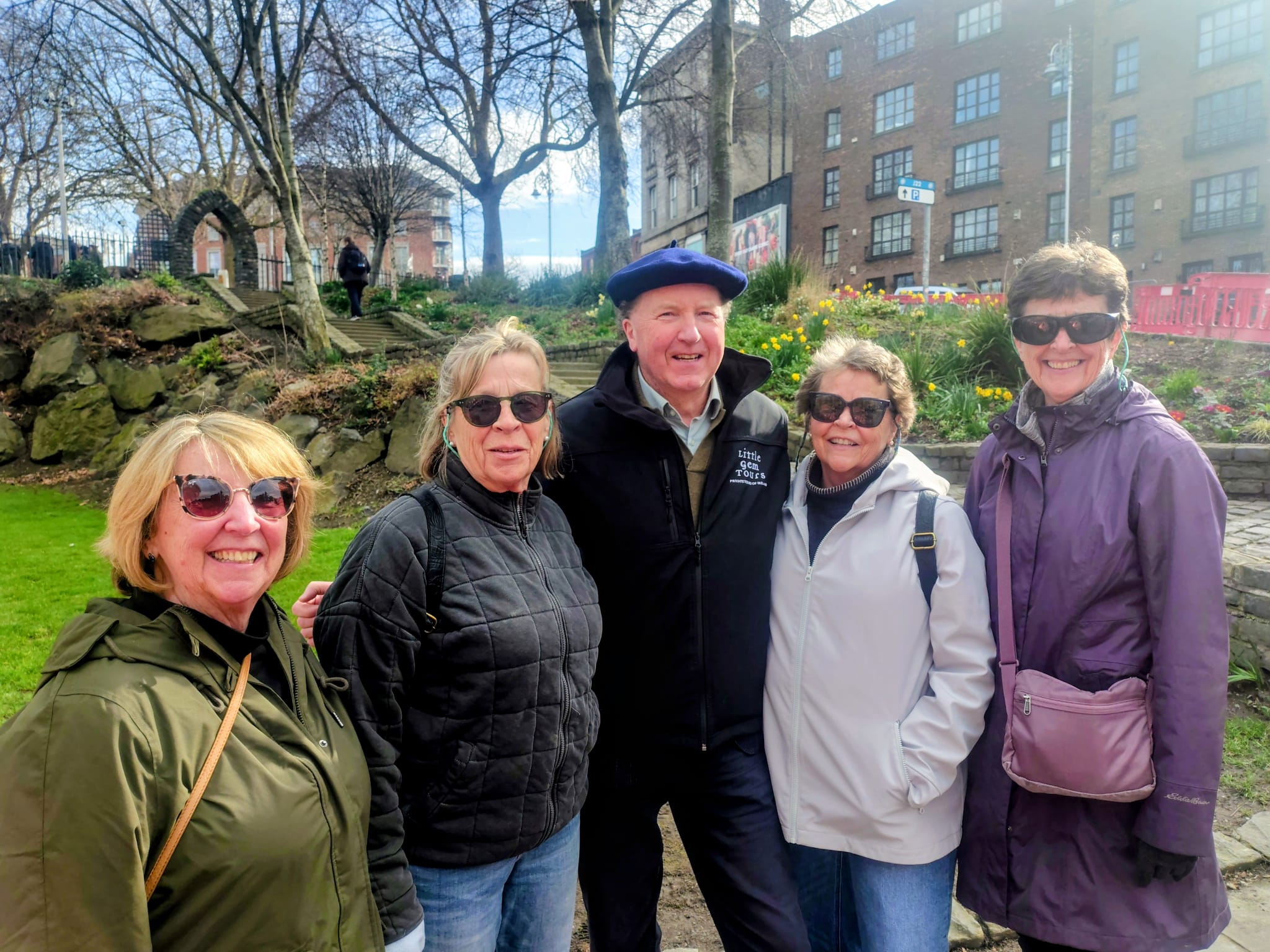 Bobby’s back on the road! 🚐💨
And what better way to kick things off than a walking tour through Dublin with our very own Julian? These four sisters have 9 days of adventure ahead of them as they head down to the South West. 🇮🇪✨
Would you go on a trip like this with your siblings?