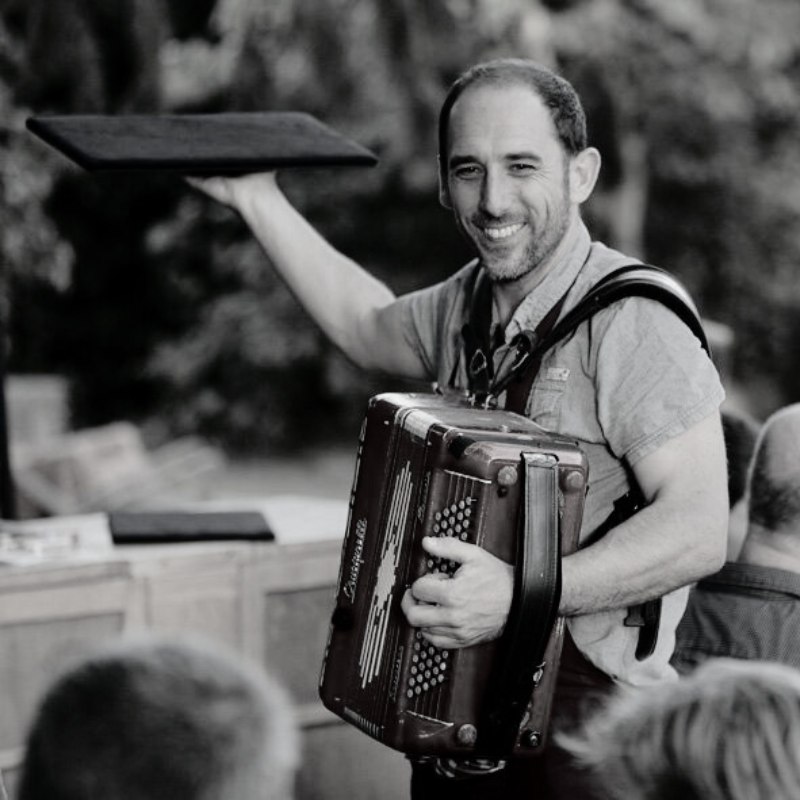 Durant ce mois de mars, chaque semaine, Sébastien Desgrans se rendra dans les services de pédiatrie des centres hospitaliers de Dax et de Bayonne pour partager un moment avec les enfants hospitalisés. 🎶
Un peu de musique, de magie, quelques sourires… parfois il suffit de peu pour illuminer une journée…
Nous sommes très heureux de pouvoir accompagner Sébastien et d’apporter, à notre manière, un peu de légèreté aux enfants, à leurs familles et aux équipes soignantes 🙌
Cette prestation est soutenue par la Communauté d’Agglomération Pays Basque.
#magie #spectacle #centrehospitalier #bayonne #dax
