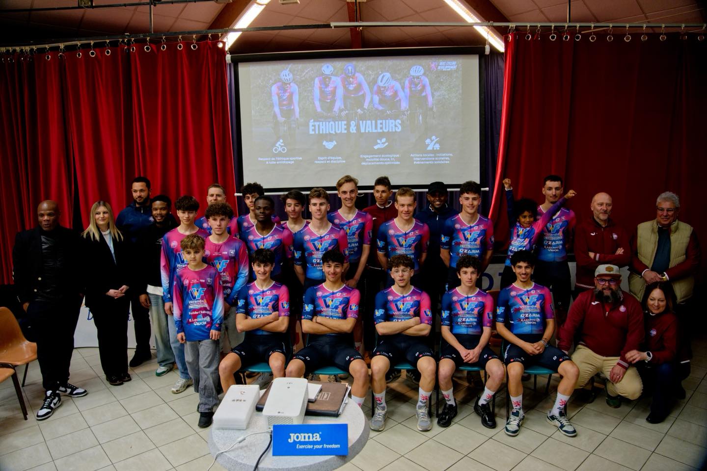 📍 Pujaudran – Présentation de l’équipe 2026
Le jeudi 26 février, notre partenaire majeur Créalu Diffusion Gers Toulouse – Véranda & Verrière de France, implanté à Pujaudran, a officiellement présenté l’équipe cycliste 2026 du Gers Cycling Développement lors d’une soirée organisée au cœur du village.
Partenaires, familles, proches et acteurs du territoire gersois étaient réunis pour découvrir les coureurs, le nouveau maillot, le staff et les ambitions du club pour cette nouvelle saison.
Une soirée à l’image du projet : professionnelle, conviviale et tournée vers l’avenir, portée par une même volonté de faire grandir le cyclisme dans le Gers et accompagner les talents vers le haut niveau.
📰 La Dépêche du Midi revient sur cette soirée dans un article que nous partagerons en commentaire.
📸 Merci à Éric Corlay korleonefilms pour les photos réalisées à cette occasion.
Rêvons plus grand, ensemble. 🚴♂️🦁
#GersCyclingDeveloppement #Cyclisme #TeamGCD #Territoire #DreamBiggerTogether