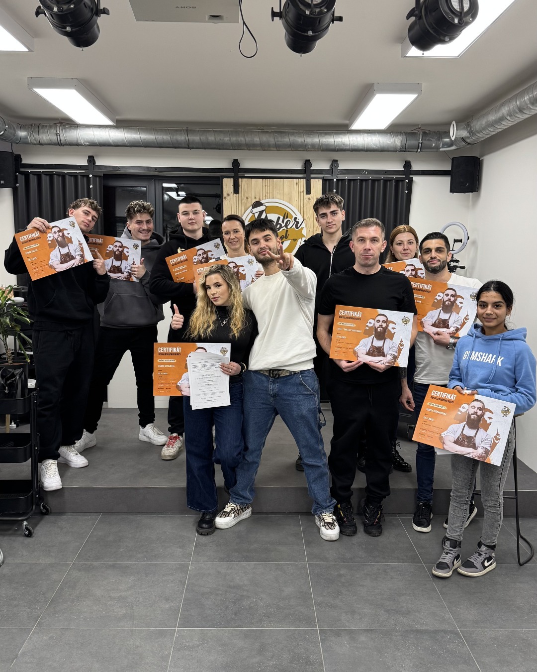 💈 Už ses přihlásil na některý z našich kurzů?! ✂️🔥
Nejbližší příležitost posunout svoje skills máš už 28. 3. v Praze na našem nadupaném LOOK & LEARN s Jakubem Janošem!
Čeká tě show, 3 modely a hromada praktických tipů na pánské střihy, které tě posunou zase o level výš. 🚀 Pojď do toho s námi!
👉 Všechny info a rezervaci míst najdeš na: https://www.barberschool.cz/last-hairwork
#barberschoolcz #barberschoolpraha #barberkurz #jakubjanoš #lookandlearn #barberlife #barberskills #2026