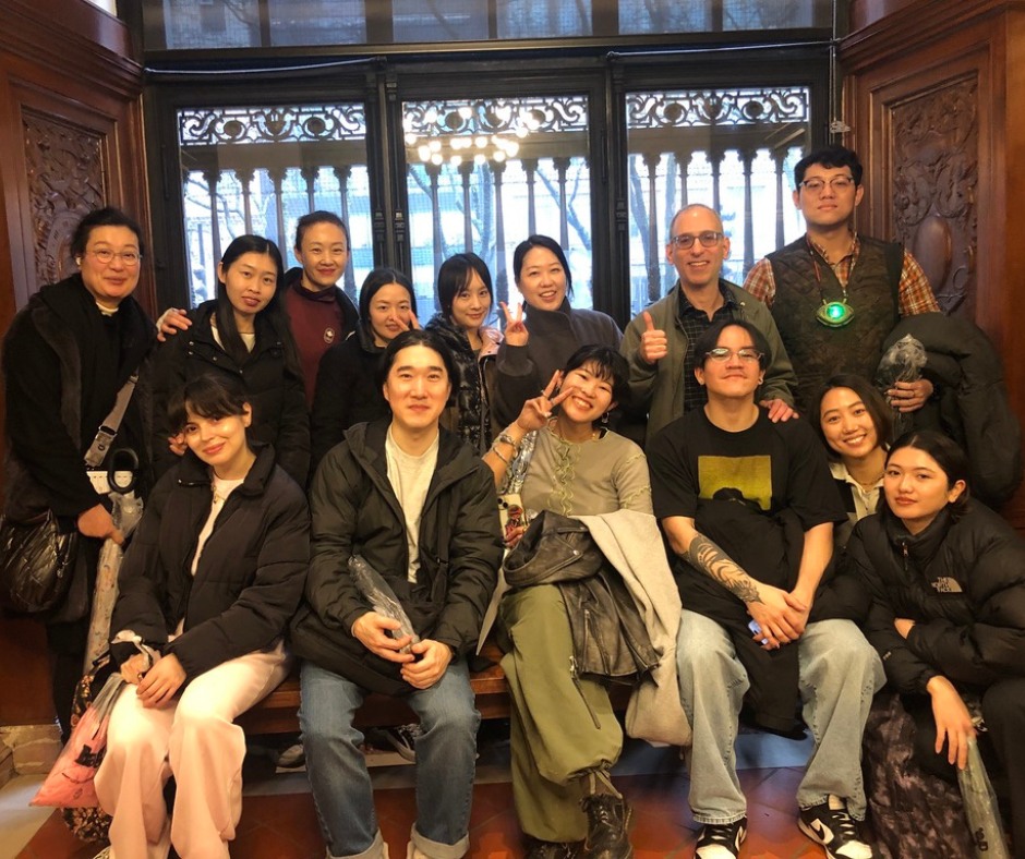 Field trip #lastweek! 🚕. 🍎 Exploring the New York Public Library @nypl with Teacher Mike and the crew.
Shhh! We’re busy making memories. 📚🤫