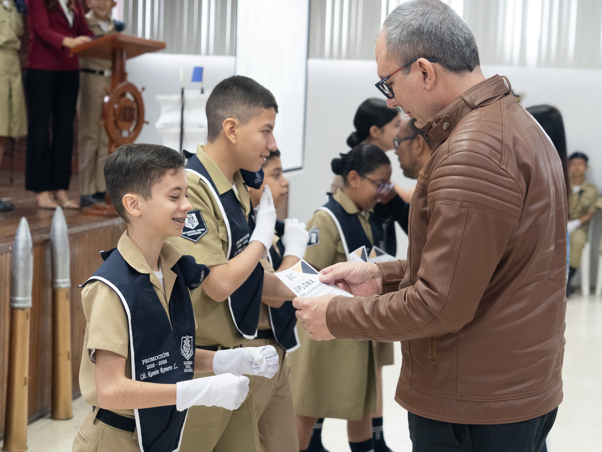 Nuestros cadetes de 7mo. Grado de Educación General Básica vivieron una emotiva ceremonia de clausura, marcada por exclamaciones, palabras de gratitud y momentos llenos de emoción que reflejaron el camino recorrido durante esta importante etapa de su formación.
Entre recuerdos, sonrisas y un profundo agradecimiento a sus docentes y familias, nuestros cadetes se despiden de este ciclo académico, llevando consigo aprendizajes, valores y experiencias que seguirán guiando su crecimiento.
Hoy culmina una etapa…
y comienza una nueva travesía hacia mayores desafíos. ⚓
¡Felicitaciones, cadetes! 🌟
Nota: Para ver más fotos del evento, visita nuestra página en Facebook.