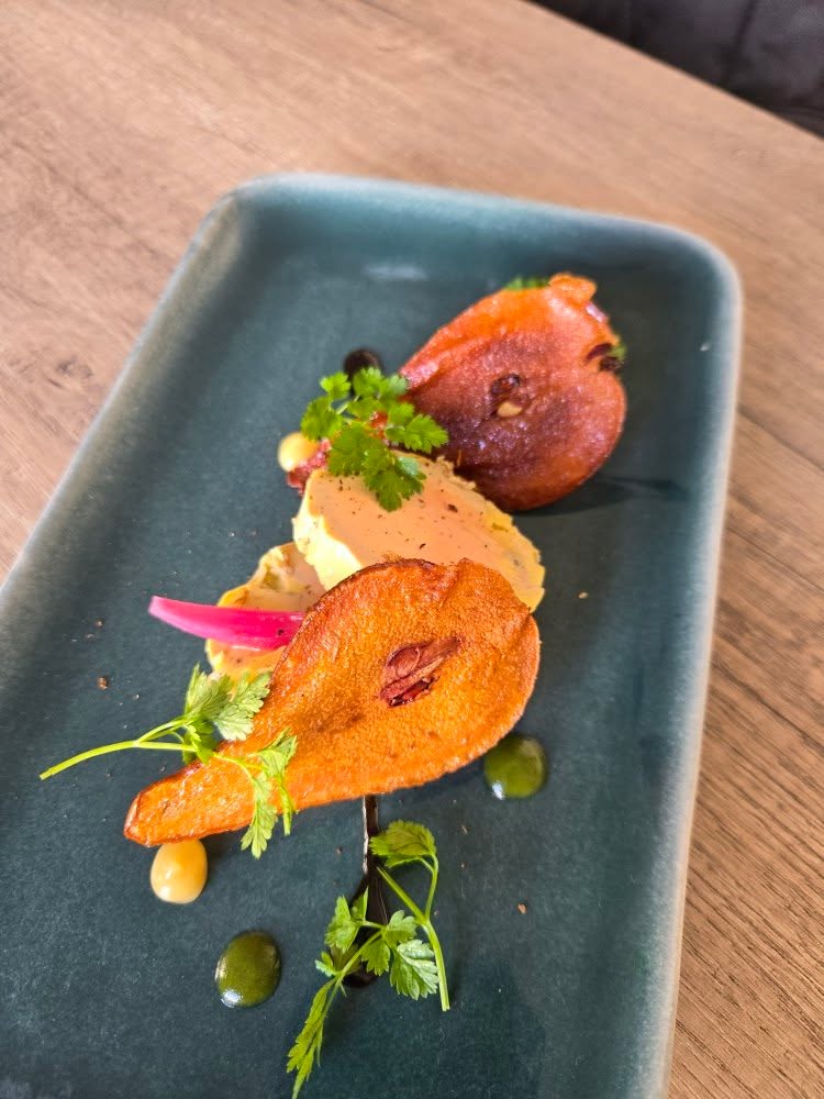 ✨ Foie gras de canard au torchon, marmelade et chips de poire
Une entrée gourmande et pleine de finesse :
foie gras de canard au torchon, accompagné de sa marmelade et de délicates chips de poire.
Tout est fait maison bien sûr 😉
#thouaresurloire #nantes #restaurant #faitmaison #foiegras #cuisinefrancaise #gourmand