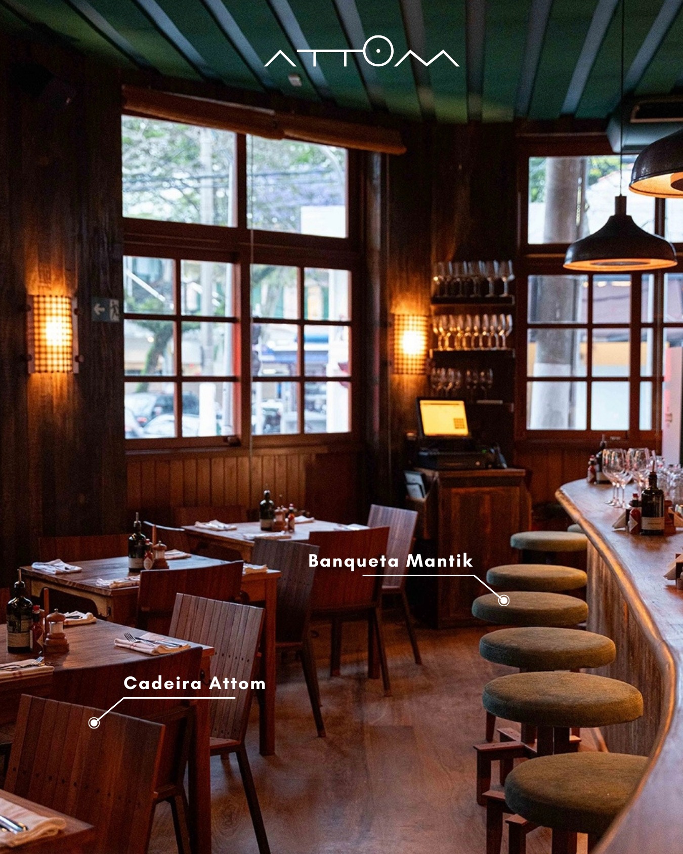 A cadeira Attom e a banqueta Mantik foram desenvolvidas especialmente para o Bar Europa - SP, em um projeto assinado por Carlos Motta.
Criadas para acompanhar o ritmo e a atmosfera do bar, as peças foram pensadas para unir conforto, resistência e presença estética — qualidades essenciais em um espaço de convivência intenso e cheio de história.
Com desenho limpo e construção cuidadosa, elas refletem um dos princípios centrais da Attom: produzir peças que dialogam com a arquitetura, respeitam o material e permanecem relevantes ao longo do tempo.