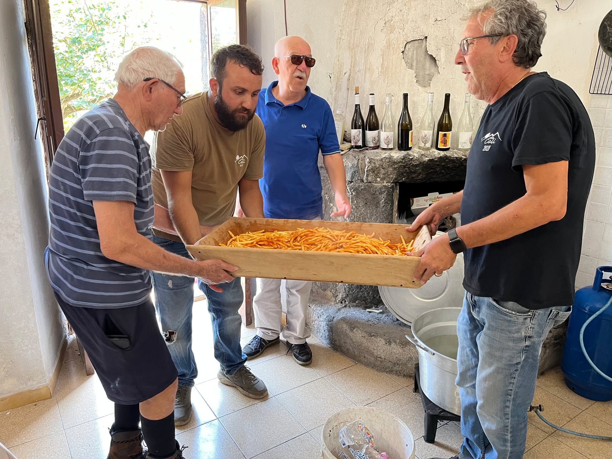 Post-harvest lunch.
Pasta carried in the 'maidda' -the old wooden tray used for kneading dough. A tradition of feeding harvest works for generations, still going strong today.