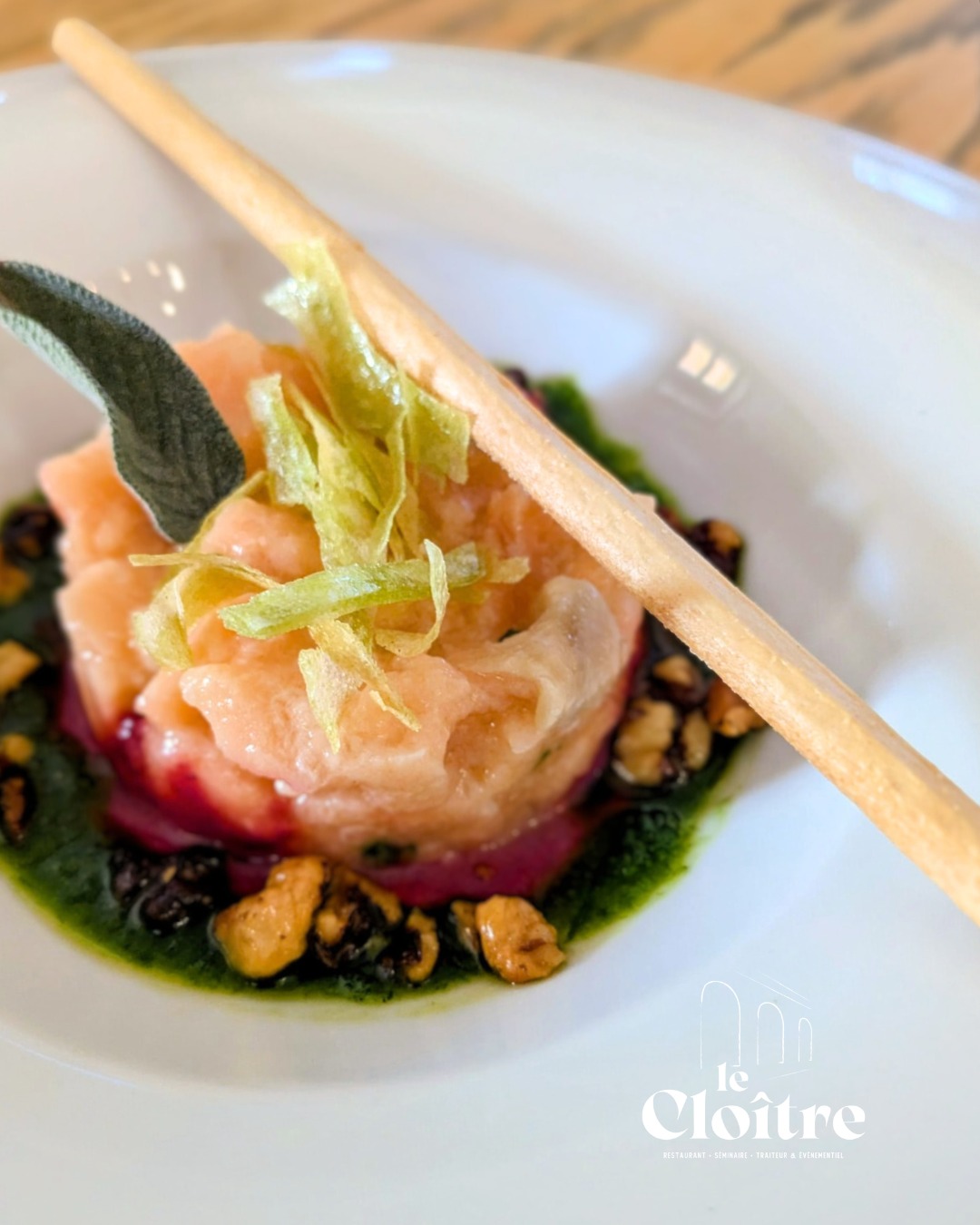 🌿 𝐋’𝐞́𝐪𝐮𝐢𝐥𝐢𝐛𝐫𝐞 𝐩𝐚𝐫𝐟𝐚𝐢𝐭 𝐞𝐧𝐭𝐫𝐞 𝐟𝐢𝐧𝐞𝐬𝐬𝐞 𝐞𝐭 𝐠𝐨𝐮𝐫𝐦𝐚𝐧𝐝𝐢𝐬𝐞
Un tartare de saumon finement assaisonné pour révéler toute la qualité du produit. Assaisonnement échalotes, ponzu, sésame torréfié au wasabi, betterave & noix torréfiées. Une entrée qui séduit aussi bien les gourmets que les amateurs de cuisine légère.
👉 À découvrir dans notre carte : https://www.restaurantducloitre.fr/a-la-carte
📞 Pensez à réserver : 03 85 89 18 91
Office de Tourisme et du Thermalisme de Bourbon-Lancy @bourbonlancytourisme
#LeCloître #NouvelleCarte #MenuSignature #Gastronomie #BourbonLancy #SaoneEtLoire #Terroir #CuisineFrançaise #RestaurantDeCharme #Saveurs #PrintempsEnCuisine