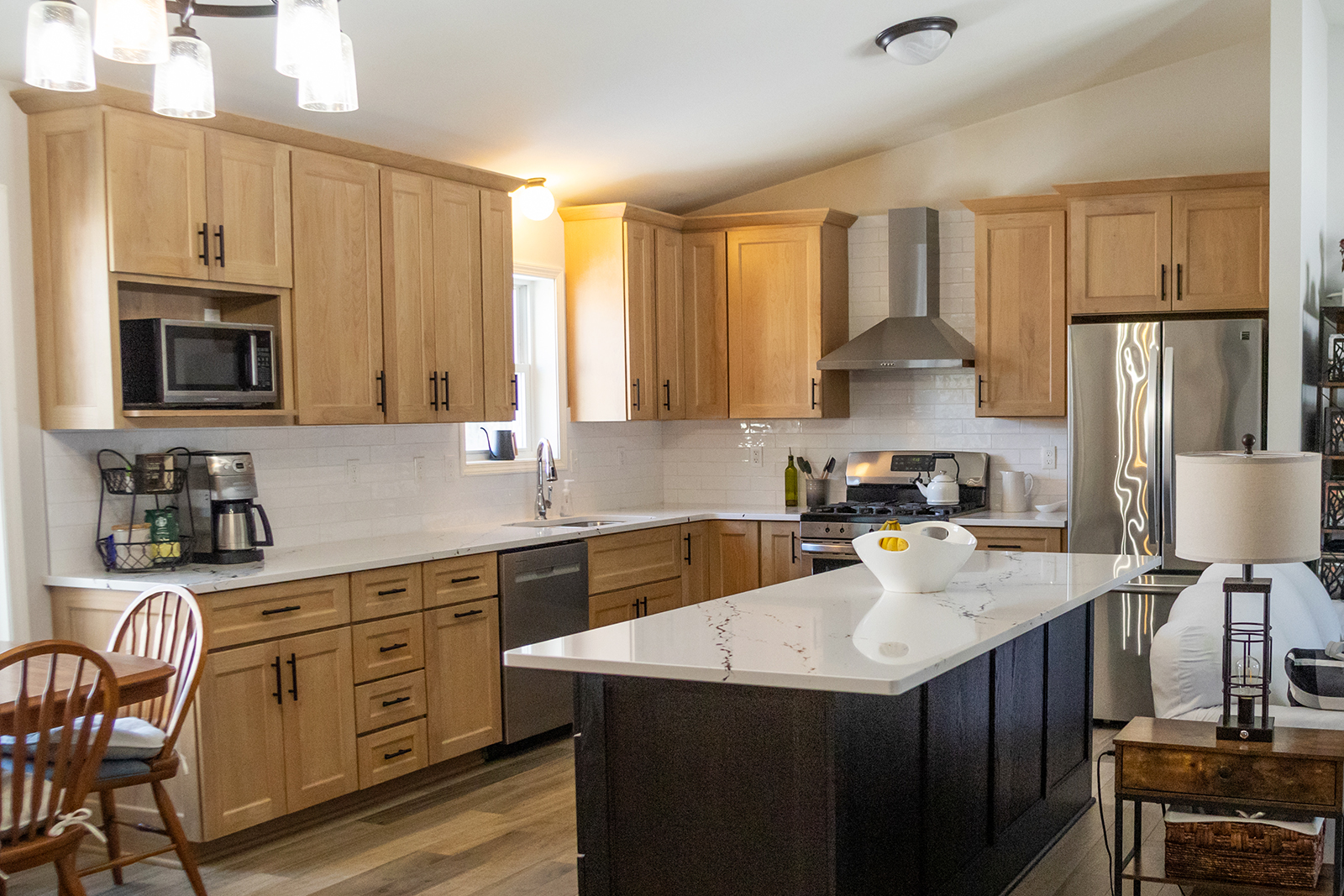 Big, beautiful new kitchen in Vassar. 👌 The contrasting island really steals the show, and there’s storage everywhere you look. Tons of little details packed in to make it look great and work even better.
Perimeter Cabinets: Mouser Cabinetry – Bristol door style, Alder in Cadet
Island Cabinets: Bridgewood Cabinetry – Austin door style, Oak in Ebony
Countertops: Cambria Quartz in Oaksleigh (from Blasius Countertops )
Backsplash: Classic white subway tile
Flooring: Audacity – Heather Hill