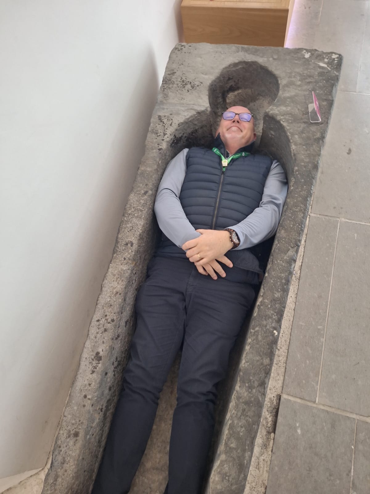 😴 We’ve caught our guide Thomas like this… Now the big question: which of these do you think is correct?
A – Recharge station for tired guides
B – Tomás waiting for the Guinness delivery
C – How guides hibernate between tours
💬 Pick your favorite in the comments!