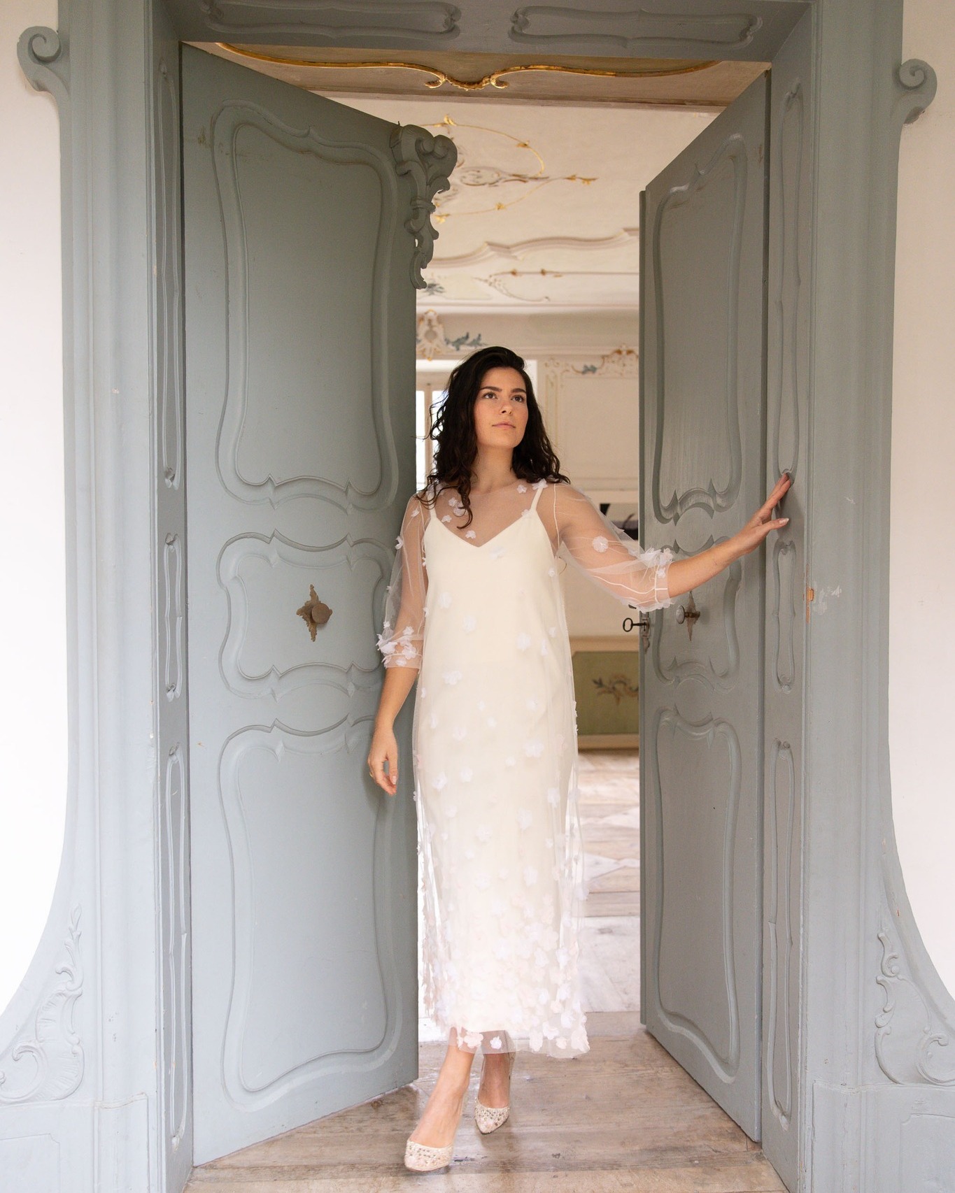 Das Kleid ELLY mit Tüllüberkleid – zart und zeitlos ✨
#yulidesign #brautkleid #überkleid #tüllliebe #slowfashion #wandelbar #hochzeit #hochzeitskleid #handmade #braut #madeingraubünden