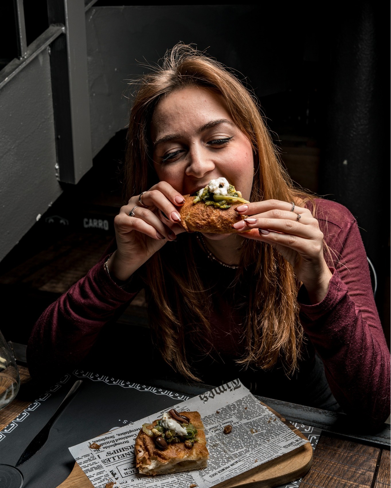 C’è il dolce. C’è il salato. C’è l’amaro. C’è l’acido.
E poi c’è l’Umami.
È quel sapore rotondo, profondo, quasi “avvolgente” che non sai spiegare ma riconosci subito.
È ciò che rende un boccone più intenso, più pieno, più memorabile.
Lo trovi nei formaggi stagionati, nei funghi, nei pomodori maturi, nella carne ben rosolata, ma soprattutto nei nostri piatti!
E in particolare nelle nostre focacce!
È quella nota che fa dire: “ok, questo è fatto bene”.
Quando un piatto ti resta in mente anche dopo l’ultimo morso, è una delle nostre focacce.
#carrosocialclub #ceneconamici #tavolata #milanofood #sestosangiovanni #ristorantemilano #focaccia