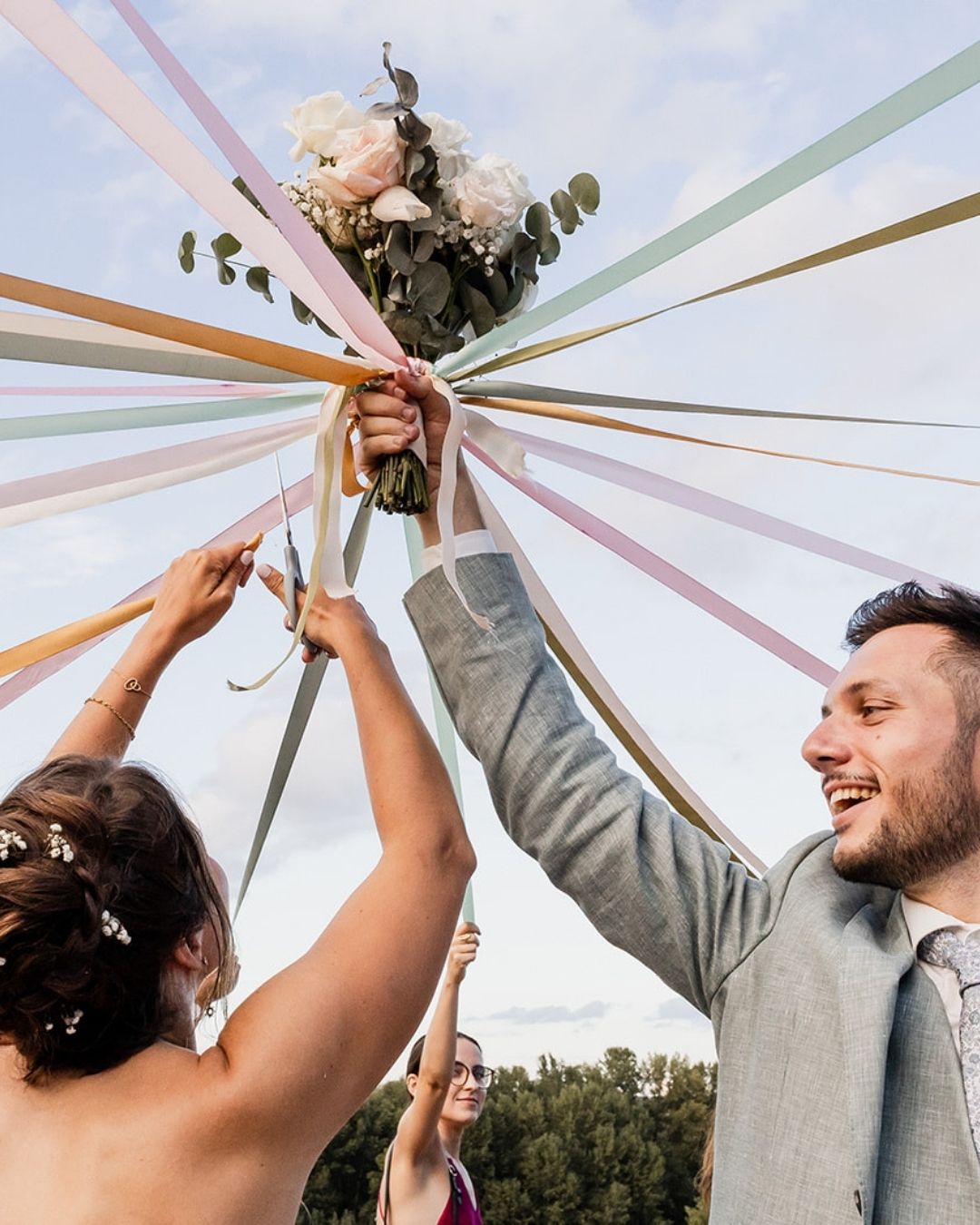 S’il ne fallait garder qu’une idée dans les photos de mariage de ce couple complice, je choisirai exactement ça : une ambiance joyeuse et ultra conviviale !
💛
—
Céline Brochado · photographe mariage à Toulouse
#photographemariagetoulouse #photographemariage #mariéetoulouse
—
Lieu : @domainederochemontes
Fleuriste : @poppy.et.daisy
Traiteur : @unchefdansvotrecuisinetraiteur
DJ : @nico_wax_dj
Groupe de musique : Mokko
Maquillage : @latelierbellezen
Coiffure : @liliyancoiffurepro
Robe : @marieedusud