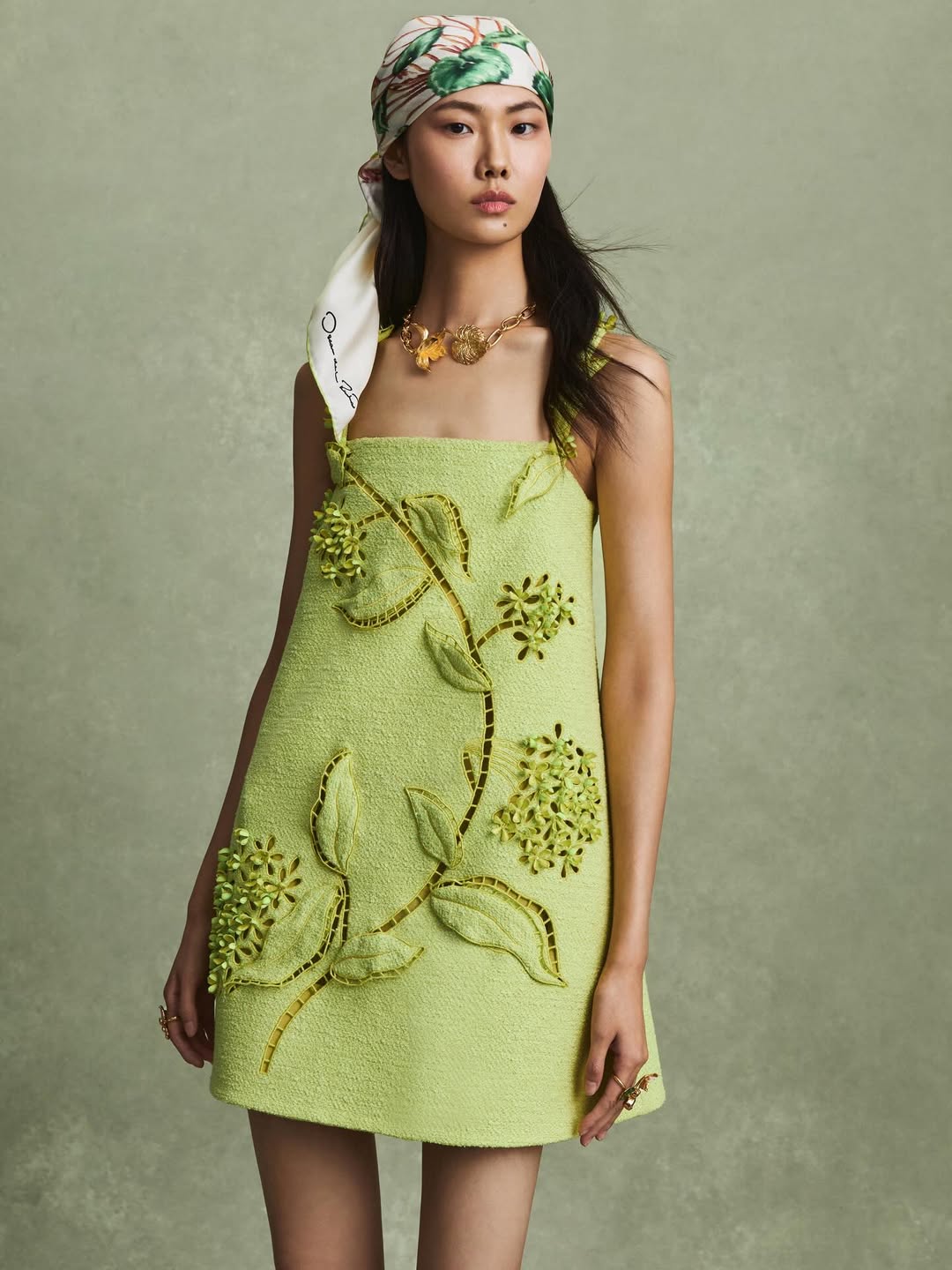 Coup de coeur pour cette robe @oscardelarenta ! On dirait bien que les fleurs sont devenues LE motif de cet été 🫶💚