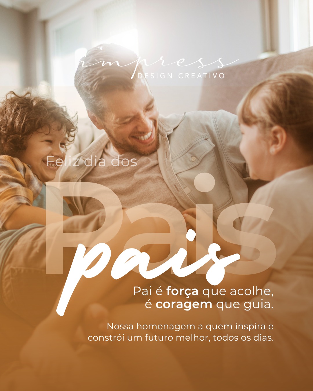 Pai.
Algumas presenças moldam a vida inteira sem fazer barulho.
A mão que ensinou a atravessar a rua. O olhar atento quando algo não estava bem. A voz firme nas horas difíceis e o silêncio respeitoso quando era preciso apenas estar por perto.
Ser pai carrega um tipo de responsabilidade que quase nunca aparece nas fotos.
Está nos dias de trabalho cansativo, nas decisões tomadas pensando nos filhos, nas preocupações guardadas em silêncio para que a família pudesse dormir tranquila.
Pai é quem ensina pelo exemplo.
Quem mostra, na prática, o valor da palavra, da coragem e da dignidade.
Neste Dia dos Pais, fica o reconhecimento por tudo aquilo que muitas vezes passa despercebido.
Pelos conselhos dados no momento certo. Pela proteção discreta. Pelo amor que se manifesta em gestos simples do cotidiano.
Feliz Dia dos Pais a todos os homens que escolheram cuidar, orientar e permanecer presentes.
A paternidade deixa marcas profundas na vida de quem tem a sorte de crescer sob esse olhar.