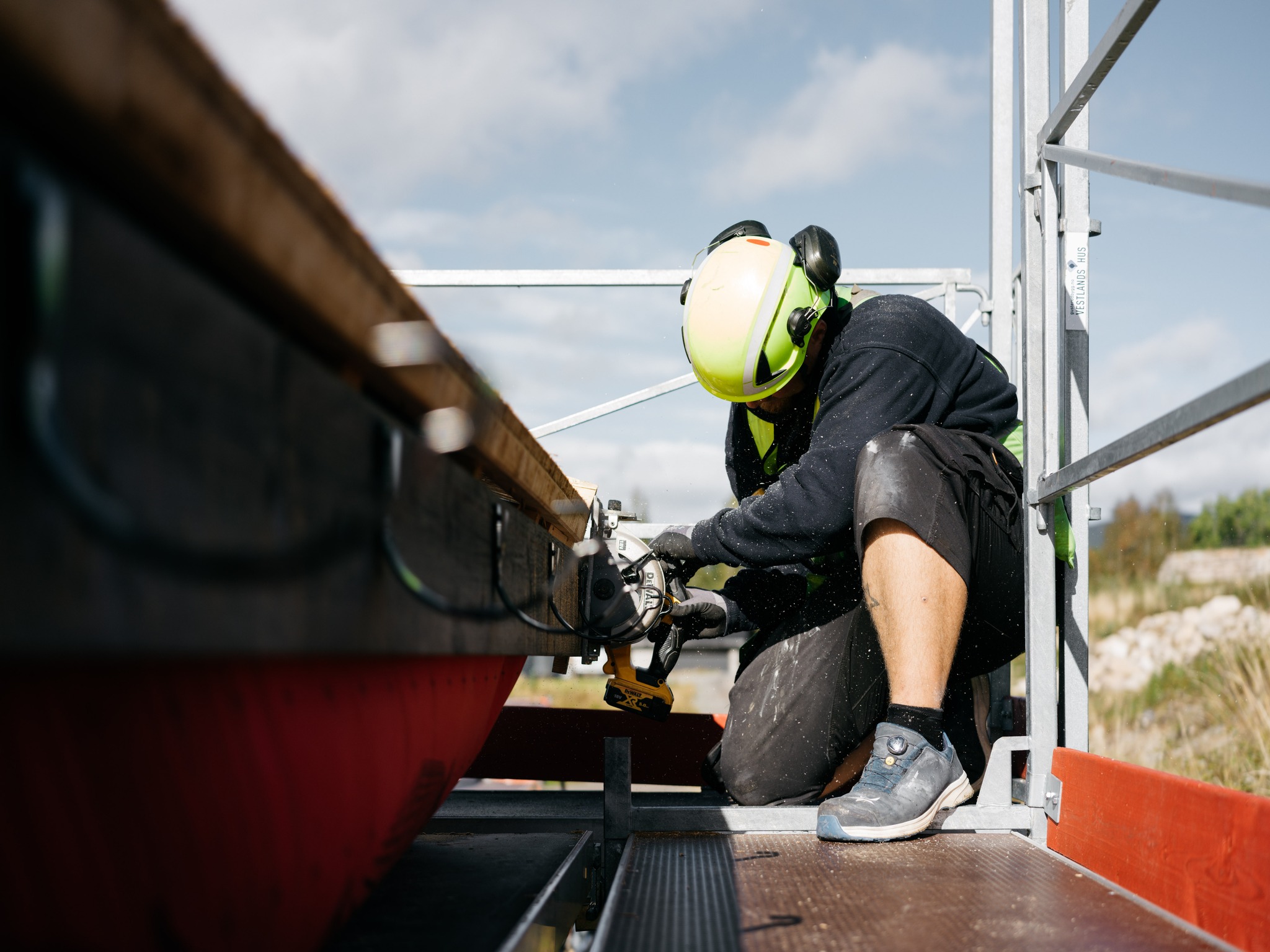 🏠 Fasaden trenger også vedlikehold
Vindskier, kledning og detaljer på huset får mye juling av vær og vind. Små skader kan fort utvikle seg til råte hvis det ikke utbedres.
Vi hjelper med:
✔ Utskifting av råteskadet treverk
✔ Reparasjon av vindskibord
✔ Mindre fasadearbeid
✔ Vedlikehold av hus og hytte
En liten jobb nå kan spare deg for store utgifter senere.
📩 www.serviceavtale.no