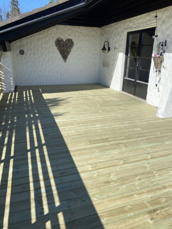 🔨 Ny terrasse – klar for mange gode vårdager!
Her er noen bilder fra et terrasseprosjekt vi har ferdigstilt.
Solid konstruksjon, pent rekkverk og en løsning som både er trygg, praktisk og ser bra ut.
En god terrasse handler ikke bare om utseendet – den skal tåle vær, være stabil og vare i mange år.
👉 Vi hjelper med:
• Ny terrasse
• Rekkverk og trapper
• Oppgradering av gammel terrasse
• Smarte løsninger som gjør uteplassen bedre å bruke
Drømmer du om en ny terrasse til sommeren?
Send oss en melding – vi tar gjerne en prat og gir et uforpliktende forslag.
📩 Kontakt oss via www.serviceavtale.no
Del gjerne innlegget med noen som trenger en ny uteplass! ☀️