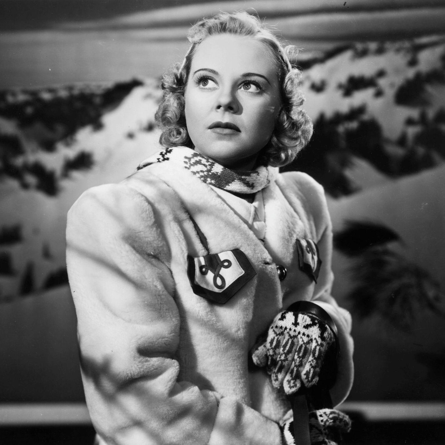 Veckans herrgårdshistoria 💫
Den här veckan berättar vi om Sonja Henie (1912–1969) – Norges skridskoprinsessa och en av världens största konståkare genom tiderna.
Hon vann tio världsmästerskap och tre olympiska guld, och blev senare en internationell filmstjärna i Hollywood med en egen stjärna på Hollywood Walk of Fame.
Sonja Henie var gift med Niels Onstad, vars bror Haakon Onstad ägde Munkedals AB.
På Munkedals Herrgård lever historien vidare – därför har vi döpt rum 5 i huvudbyggnaden till “Sonja”.
Välkommen att upptäcka fler berättelser från herrgårdens historia.