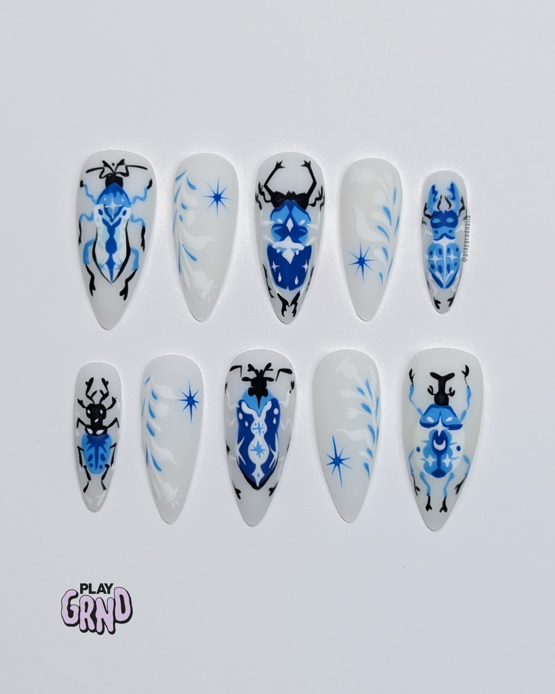 Beetle Dreams 🪲
I don’t get to do it often but I always love being able to do a matte finish on a set! The artwork inspiration for this design came from Marketa Fialova and I will for sureee be seeing these beetles in my dreams. 🤩
Craving your own custom set? 🖤 Check my website to order your own and don’t forget a sizing kit if you’re new! Drop me a DM with any questions you may have!
#playgrndpressons #playgrndnails #beetle #beetlenails #handpaintednails