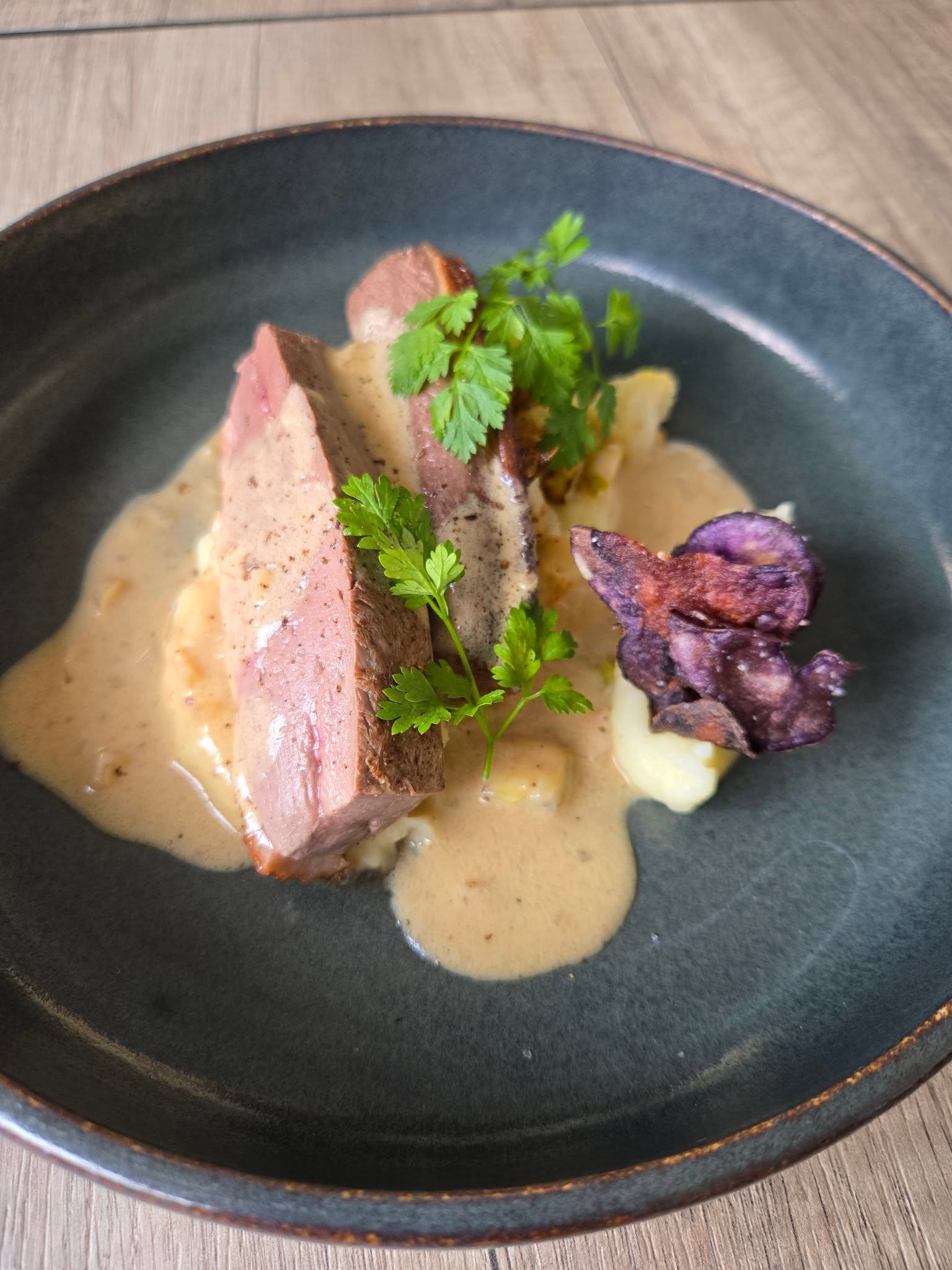 🍽️ Magret de canard, écrasé de pomme de terre et fricassée de choux-fleurs, sauce dijonnaise
Une assiette gourmande et de saison pour le déjeuner :
magret de canard tendre, écrasé de pomme de terre maison, fricassée de choux-fleurs et une sauce dijonnaise pleine de caractère.
✨ À retrouver tous les midis dans notre menu Les Trouvailles du mois de mars.
#thouaresurloire #nantes #restaurant #dejeuner #cuisinefrancaise #faitmaison #foodlover