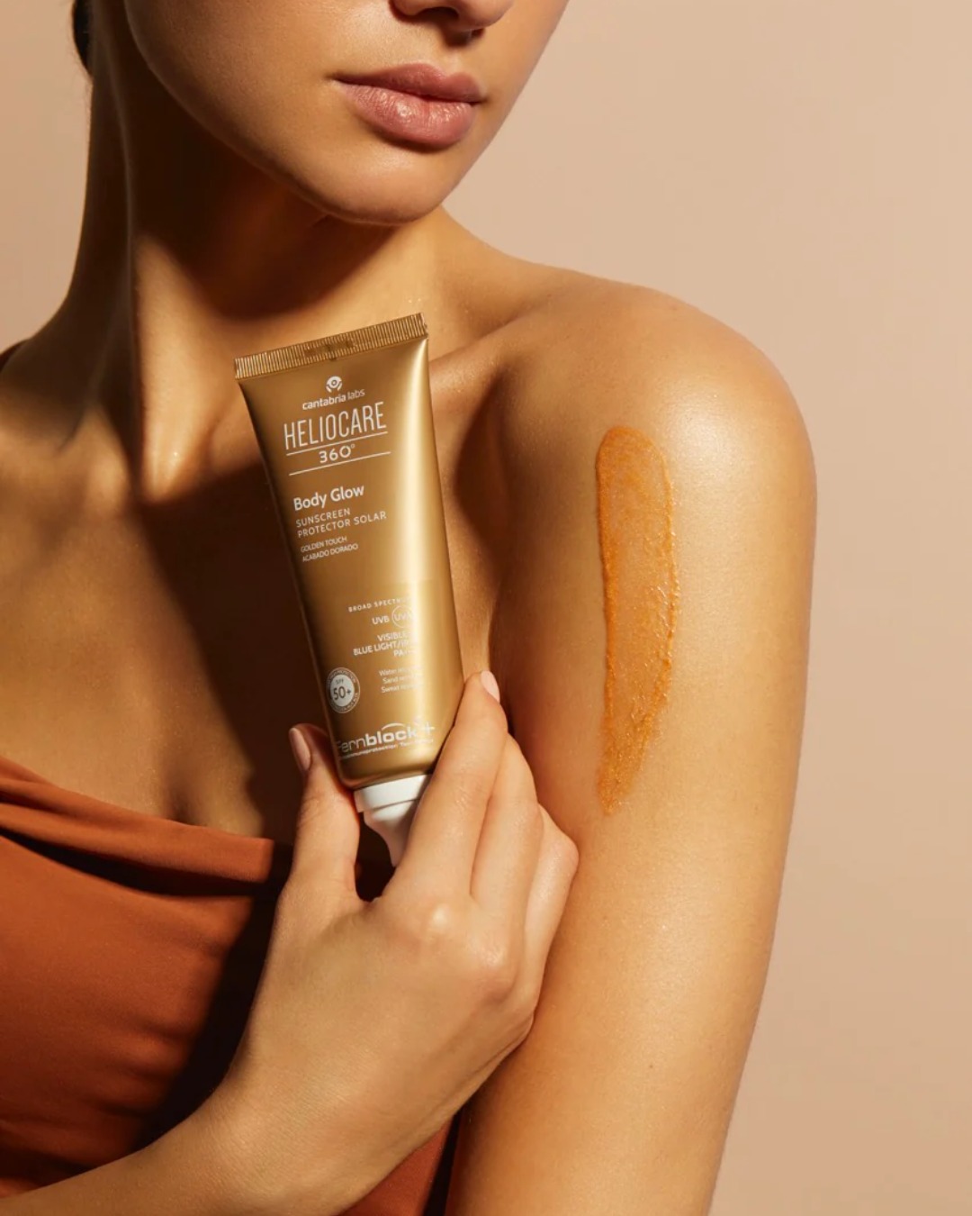 Hello spring, hello glow ☀️✨
De lente is begonnen. Tijd om afscheid te nemen van die winterhuid en je glow terug te verwelkomen 🌸
Maar eerlijk? Je huid moet even schakelen na maanden koude, droge lucht. Dit is het moment om haar wat extra liefde te geven.
Een frisse, gezonde glow start met de juiste producten. Geen overdreven filters, geen quick fixes. Gewoon slimme huidzorg die werkt 🤍
Wat kan je huid nu gebruiken?
Een mooie, subtiele glow met bescherming→ Body Glow SPF50 van Heliocare
Bescherming tegen de zon én een lichte sunkissed tint. Zo straalt je huid meteen, zonder dat je moet kiezen tussen veilig en mooi.
Een zomerse teint zonder zon → Marc Inbane Tanning Mousse, Spray of drops
De shortcut naar een egale, natuurlijke bruine teint. Zonder UV-schade. (En psst… momenteel met gratis tanning body brush😉)
Een warme, gezonde glow voor je lichaam → Bronzing Custard van VANI-T
Een hydraterende bodybronzer die je huid meteen laat stralen. Perfect wanneer je benen nog niet helemaal “lente-ready” voelen.
Een stevigere, gladdere huid → Anti-Cellulite Fit Body Cream van Esderma MD
Geen wondermiddel, wél een consistente boost voor een stevigere en egalere huid. Ideaal om je lichaam weer wat extra aandacht te geven na de winter.
Bij Pur’Elle geloof ik dat een mooie huid niet draait om perfectie. Het draait om je goed voelen in je vel. Zelfzeker. Fris. Stralend.
Klaar om je lente-glow te starten? ✨
Shop je lente-favorieten via www.purelle.be of stuur me gerust een berichtje voor persoonlijk advies.
Veel liefs
Lien 🤍
Pur’elle Huidinstituut
☎️ 0494586550
📩 info@purelle.be
🌐 www.purelle.be