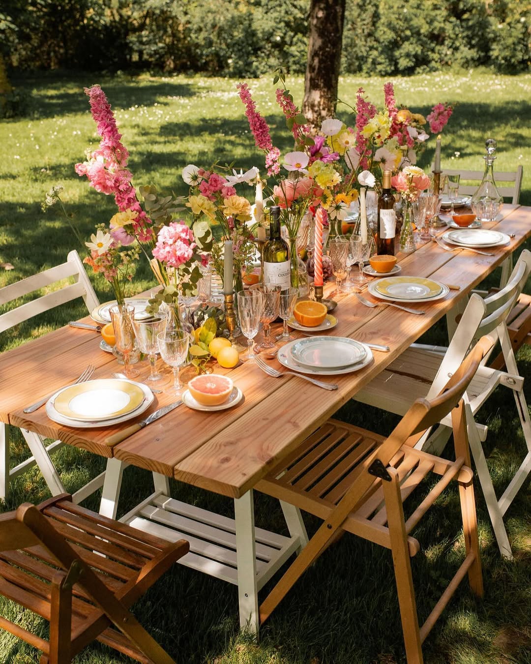 🌸 Un mariage coloré et vitaminé 🌸
Chez Fine Fleur, on a craqué pour cette table pleine de fraîcheur et de poésie, où chaque détail — fleurs acidulées, vaisselle vintage et touches colorées — crée une harmonie parfaite. 💛💚💜
🍽 Scénographie & vaisselle vintage @margotte.vintage
🌸 Fleuriste @atelierinspire
📷 Photographie @solenedoux_photographie
#FineFleurMagazine #MariageInspiration #TableDeMariage #ColorfulWedding #VintageStyle #ArtDeLaTable #FloralDesign #BucolicWedding