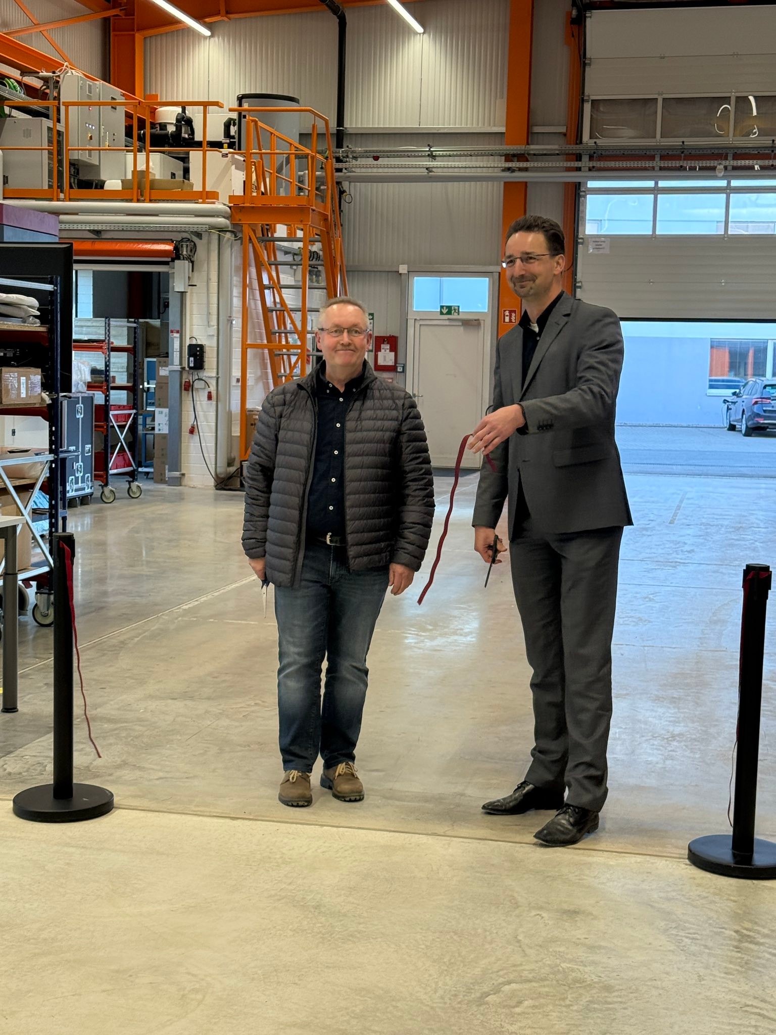 Wo Physik keine Grenzen kennt … und Innovationen aus Freiberg weltweit gefragt sind
Die Eröffnung der neuen Fertigungshalle der Freiberg Instruments GmbH und das 20-jährige Firmenjubiläum boten einen guten Anlass, das Unternehmen näher kennenzulernen. Es hat mich sehr gefreut, bei diesem Ereignis dabei zu sein.
Seit 20 Jahren entwickelt Freiberg Instruments physikalische Messtechnik für spezialisierte Anwendungen. Das Unternehmen ist aus der TU Bergakademie Freiberg hervorgegangen und wird von Dr. Kay Dornich geführt. In mehreren Nischenmärkten hat sich die Firma international etabliert – ein typischer „Hidden Champion“, also ein weltweit erfolgreiches, aber in der Öffentlichkeit eher wenig bekanntes Unternehmen.
Die Einsatzbereiche der Messtechnik sind vielfältig, zum Beispiel:
• Messgeräte zur Defektanalyse von Wafern mittels MDP-Verfahren – eine weltweit einzigartige Technologie für die Halbleiterindustrie
• Datierungsgeräte für geologische und archäologische Proben, die unter anderem in NASA-Projekten und der Klimaforschung genutzt werden
• Altersbestimmung von Kunstwerken, etwa im Louvre
• Spezialmessgeräte für Medizintechnik und chemische Industrie
• Strahlungsmonitoring für Kernkraftwerke
• ab 2026 außerdem gravimetrische Wagen sowie Messtechnik für Ladepunkte
Mit der neuen Fertigungshalle stellt sich das Unternehmen für weiteres Wachstum auf. Insgesamt wurden 5,5 Millionen Euro in Halle, Büro- und Demoräume sowie CNC-Fertigung investiert. Besonders positiv: Die Bauleistungen wurden vollständig an regionale Unternehmen vergeben. Das stärkt unseren Wirtschaftsstandort Freiberg und zeigt, wie wichtig regionale Wertschöpfung ist.
Rund 100 Mitarbeitende arbeiten bei Freiberg Instruments an neuen Verfahren und Messtechnologien. Etwa 20 % des Umsatzes investiert das Unternehmen jährlich in Forschung und Entwicklung.
Herzlichen Glückwunsch zu 20 Jahren Freiberg Instruments GmbH und weiterhin viel Erfolg am Standort Freiberg.⚒️📈🩶