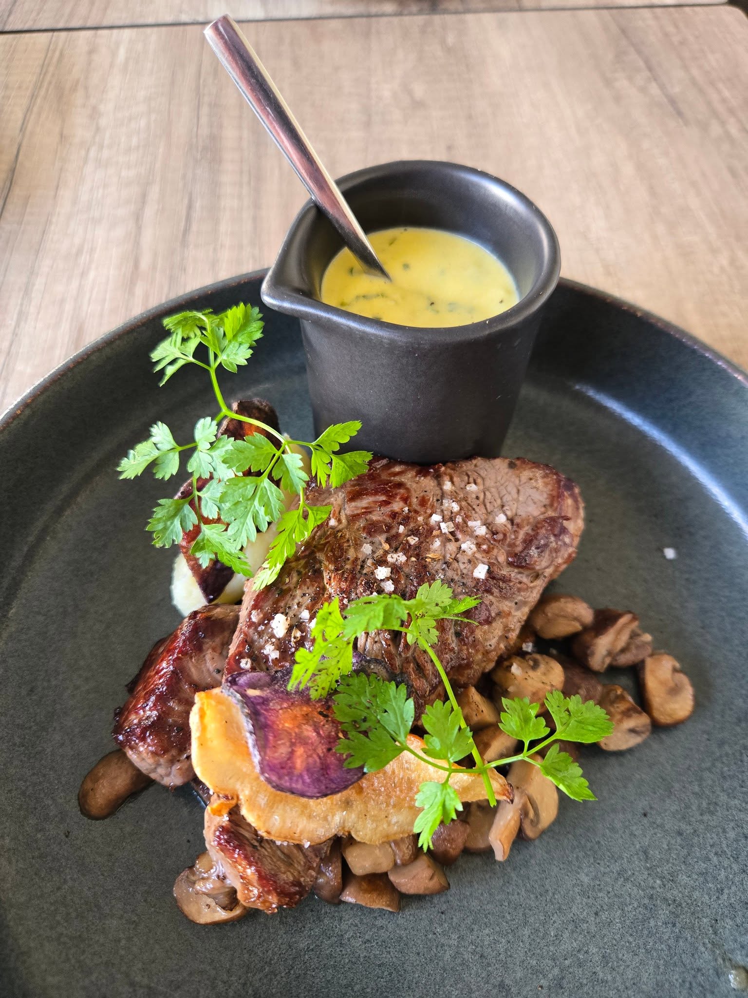 Pièce de bœuf VBF, fricassée de champignons et sa béarnaise à l'ail des ours