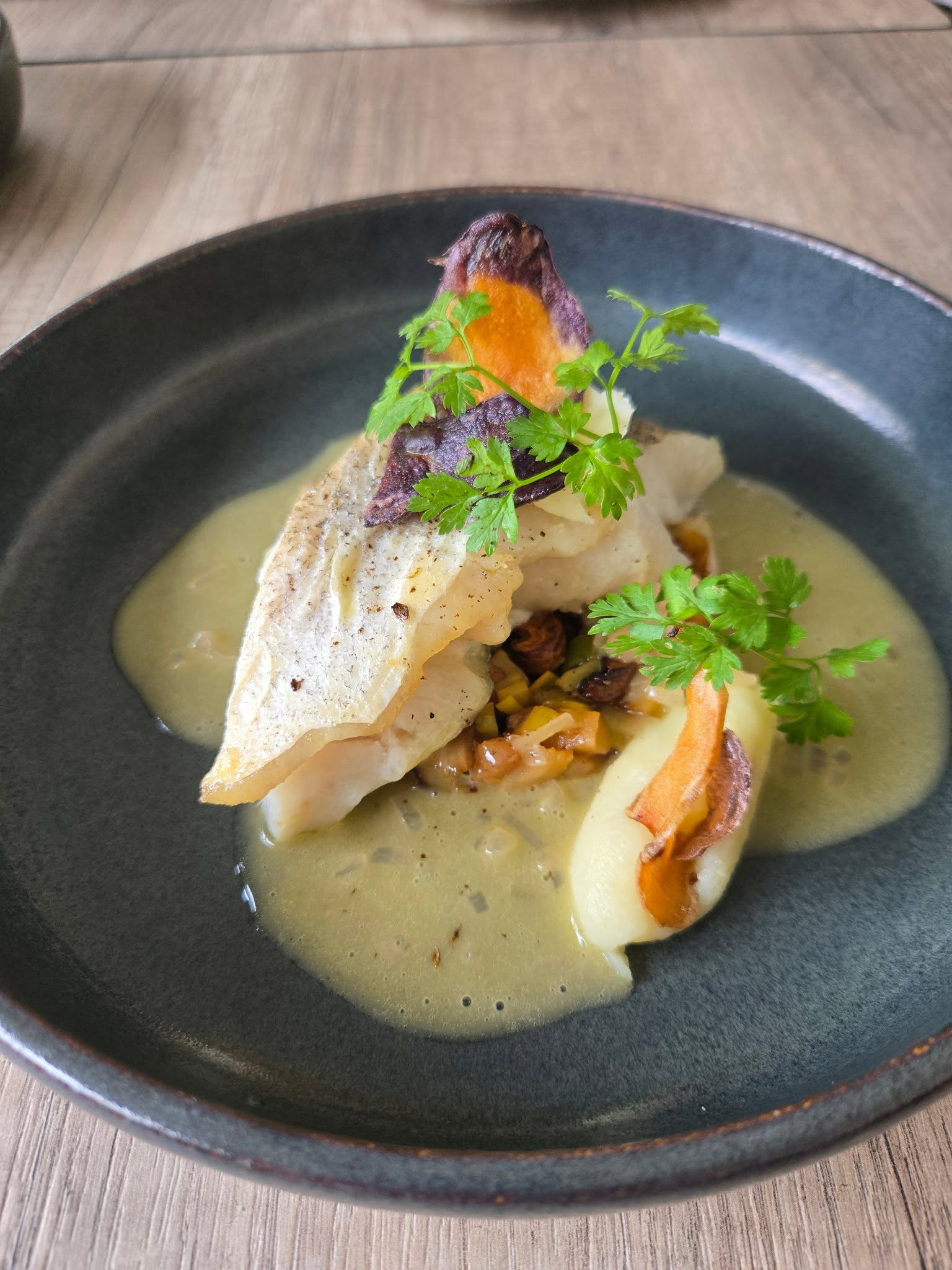 ✨ Filet de lieu jaune au beurre blanc ✨
Un grand classique qui traverse les saisons… et qu’on ne se lasse jamais de savourer 😋
À L’Envol, on sublime le lieu jaune avec un beurre blanc délicatement acidulé, pour un équilibre parfait entre finesse et gourmandise 🧈🐟
Simple, élégant, efficace…
Le genre de plat qui met tout le monde d’accord 💛
#Lenvol #ThouaréSurLoire #CuisineFrançaise #BeurreBlanc #LieuJaune #FoodLovers #InstaFood #Restaurant