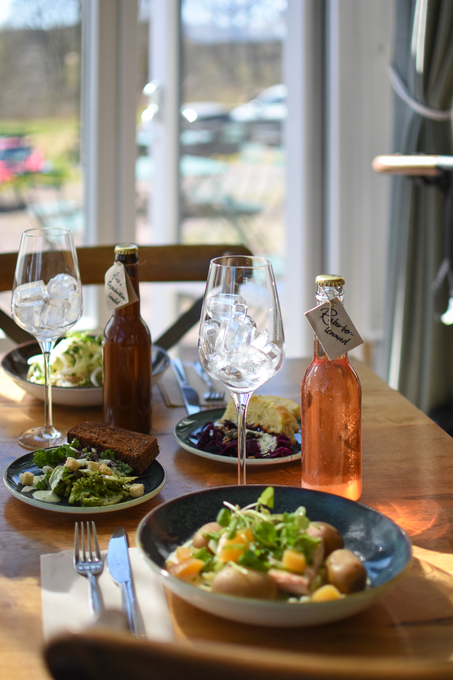 Är du sugen på en god lunch eller kanske en fika? Ta en paus i shoppingen och besök restaurangen och caféet här hos oss på Spinneriet!
Ta med vänner och familj eller kom hit själv på en liten helgutflykt ☀🌸
