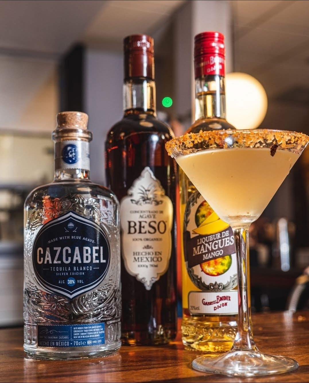 Signature cocktails are one of the most fun ways to personalise your wedding🍸🍋
Some couples pick two cocktails that represent their personalities. Others choose something linked to a favourite holiday or a drink they always order together. We can recommend popular options or help you create something completely unique for your day🥂
👉 Visit our website to explore drinks ideas
12 Lemons - From Prosecco to Personal Cocktails, We’ve Got the Bar Covered
#stirlingmobilebar #stirlingweddingbar #perthmobilebar #perthweddingbar #perthshirewedding