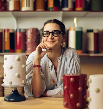 A Curiosa, estúdio da designer Luiza Marçal, inaugura um novo momento em sua trajetória com a abertura de seu showroom / ateliê na Vila Buarque, em São Paulo.
O espaço nasce como uma extensão do universo criativo da designer — um lugar onde é possível conhecer de perto as peças, os processos e as múltiplas possibilidades que surgem a partir da cerâmica e do fazer manual. Mais do que um ponto de exposição, o ateliê revela o pensamento e a pesquisa que orientam o trabalho da marca.
Ter um espaço físico representa também um passo importante na consolidação da Curiosa, permitindo apresentar com mais profundidade sua produção e criar encontros mais próximos com arquitetos, designers e apreciadores do design autoral.
📍 Rua Imaculada Conceição, Vila Buarque – São Paulo
Visitas somente com horário marcado. @curiosa_curiosa_