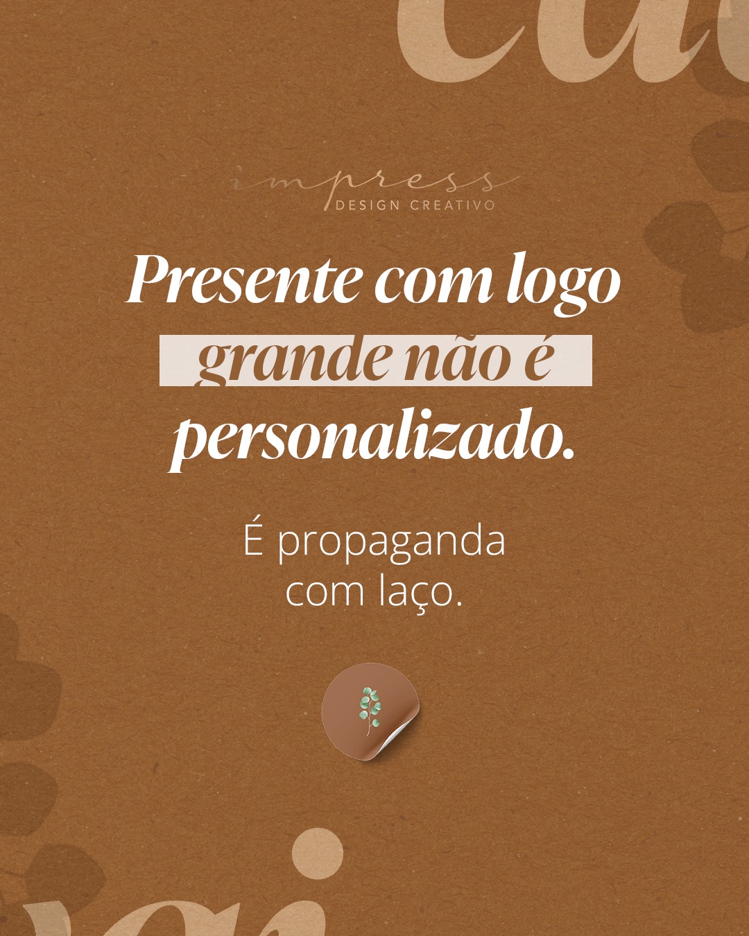 Quando uma cliente me pede pra colocar o logo da marca num presente, eu sempre converso antes. Frase curta e pensada pra pessoa que vai receber fica. Logo encalhado no fundo da gaveta, a gente já viu demais. Me chama se você quer presentear clientes do jeito que eles vão lembrar. 🌿